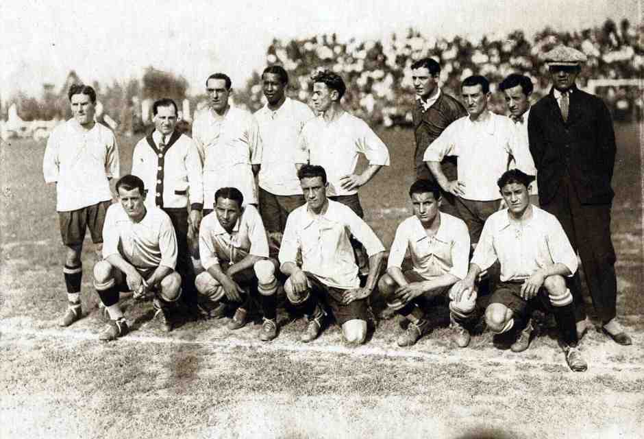 Formazione nazionale di calcio dell'Uruguay del 1926 capitanata da Josè Nasazzi (da Wikimedia Commons)