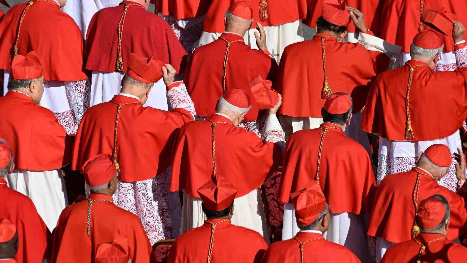 Immagine di I cardinali? Mani unite e piedi nudi