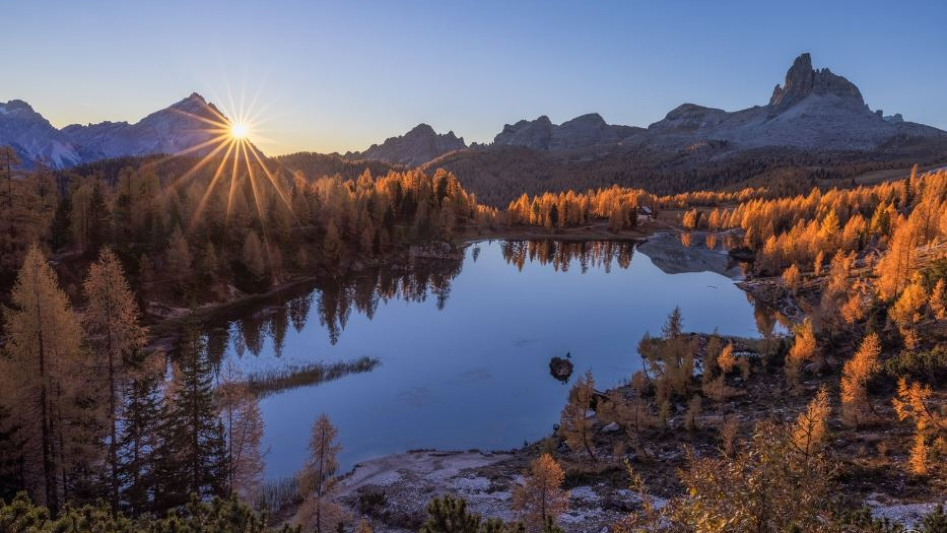 Immagine di Il lago Federa e il fascino discreto delle Dolomiti d'autunno