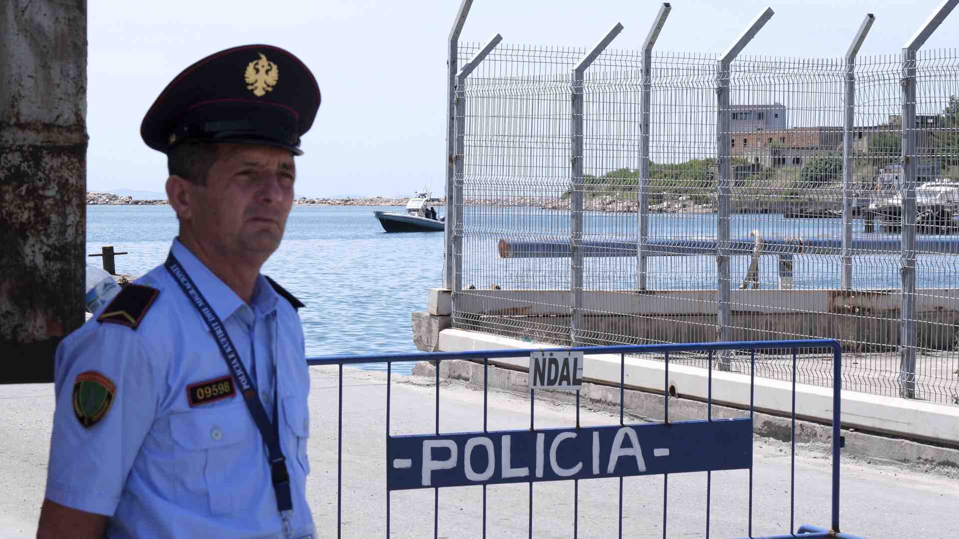 Immagine di È partita la prima nave di migranti verso i nuovi centri di accoglienza in Albania