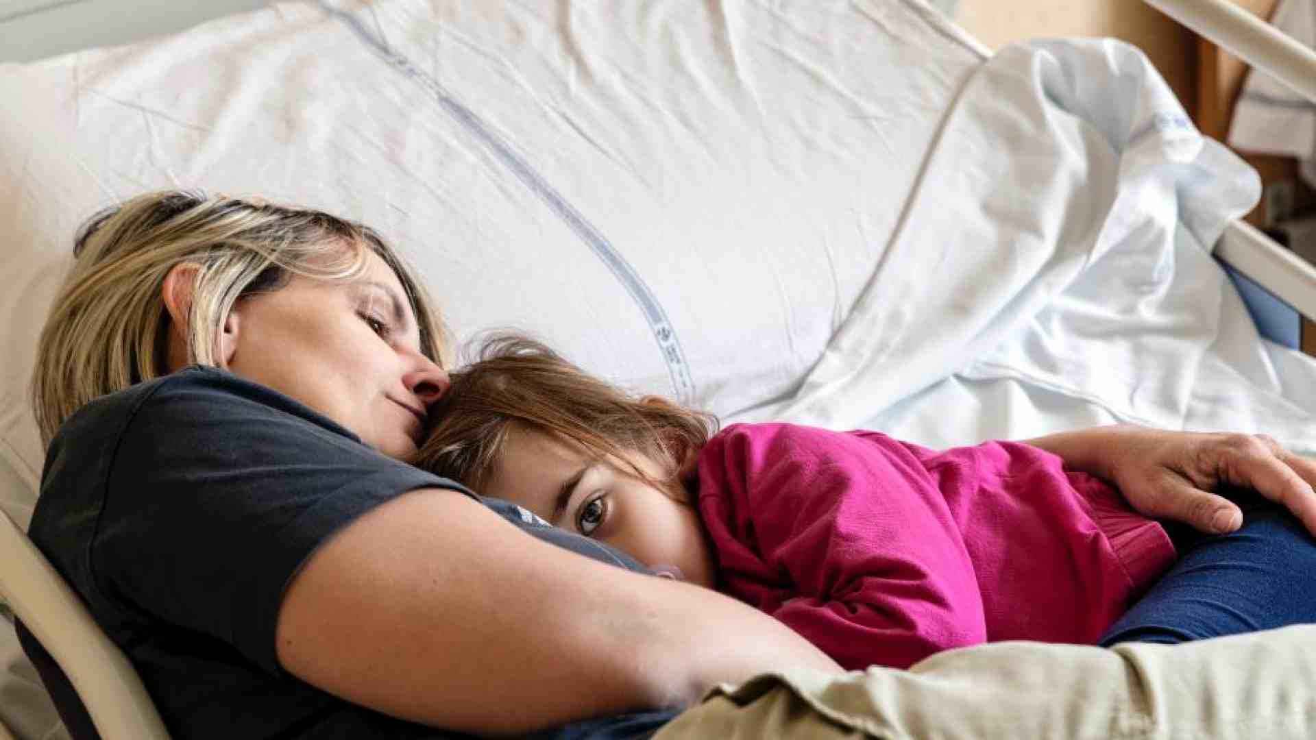 Immagine di «Mi sono laureata in ospedale mentre assistevo mia figlia»