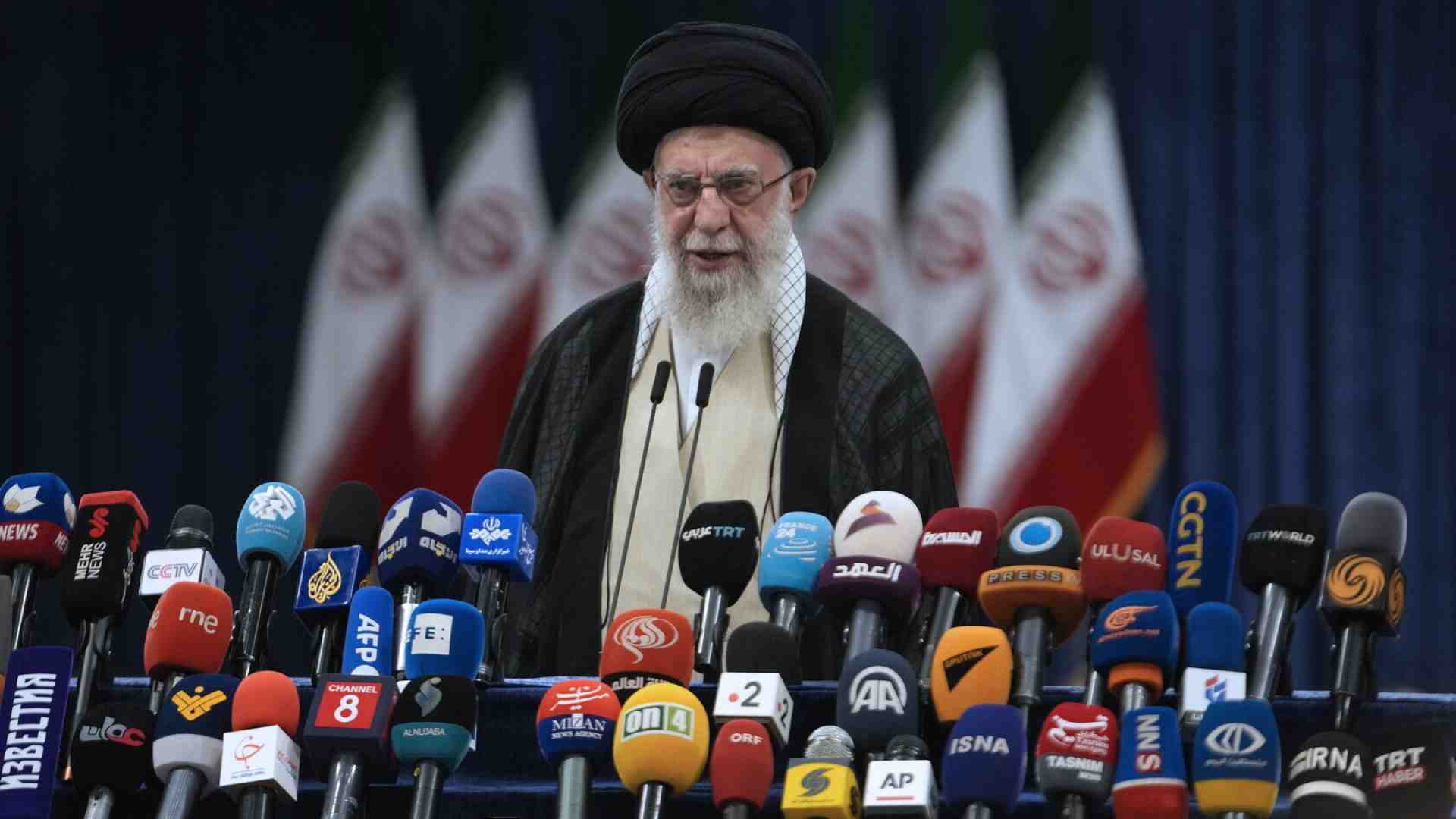 Immagine di Khamenei ci legge, studia e sa parlare la lingua che seduce le democrazie