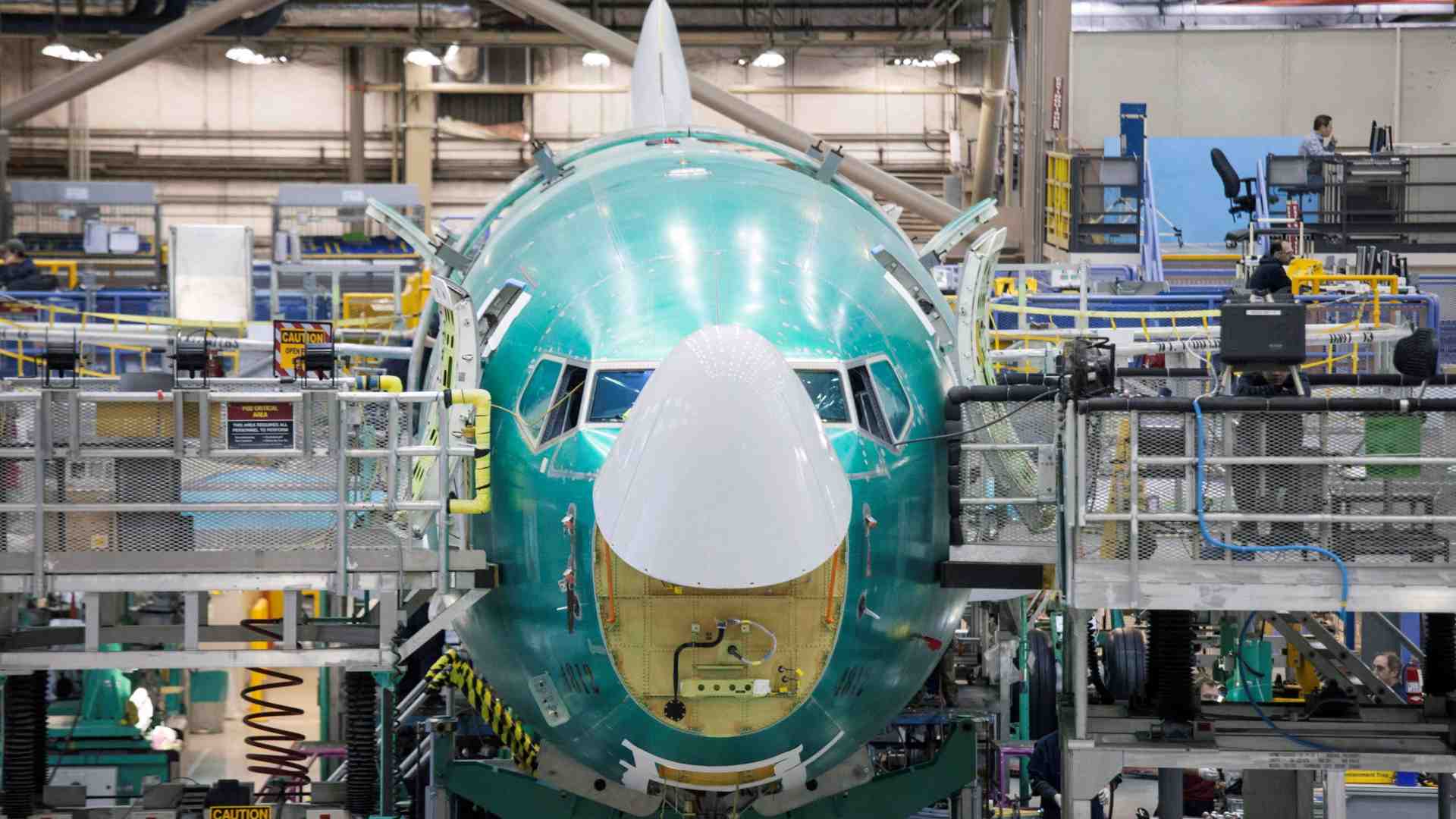 Immagine di Boeing lascia a terra 17mila dipendenti. Ecco perché il colosso va così male