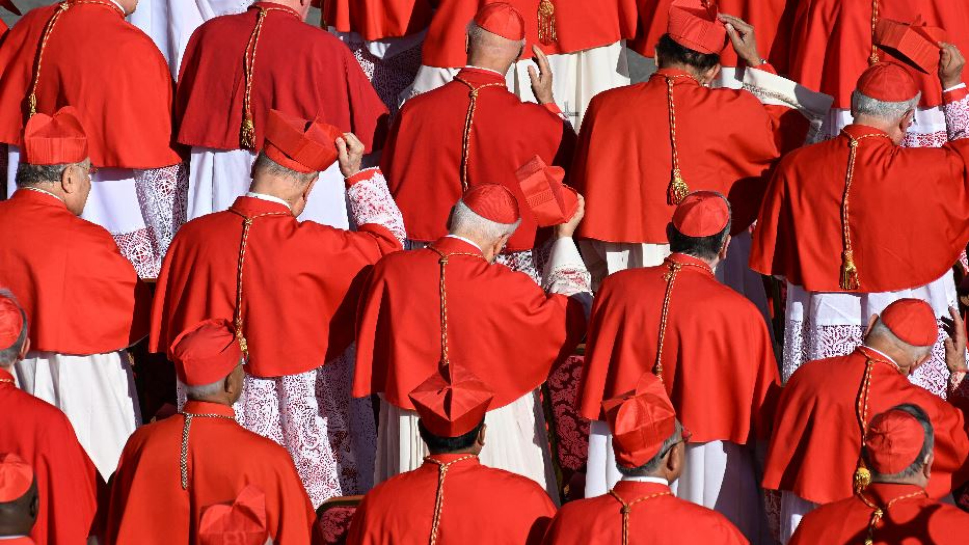 Immagine di I cardinali? Mani unite e piedi nudi