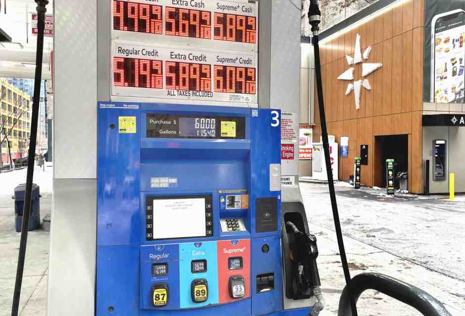 Il prezzo della benzina alla pompa di una stazione di servizio negli Stati Uniti (Foto di Deb Cohn-Orbach/UCG/Universal Images Group via Getty Images)&nbsp;<br />
