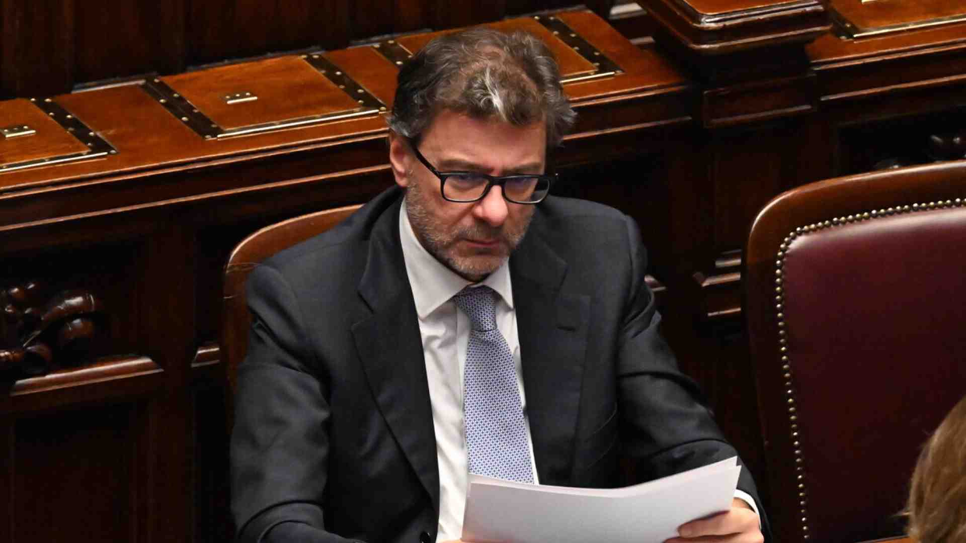 Immagine di Scene da una manovra: Giorgetti assediato non risponde ai ministri. Trattative a "oltranza" con le banche