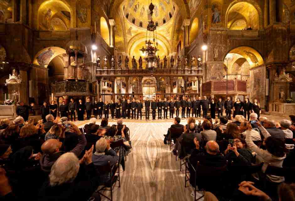 Concerto alla Basilica di San Marco con il coro della Cappella Marciana diretto dal Maestro Marco Gemmani - Courtesy La Biennale di Venezia ph. Andrea Avezz&ugrave;
