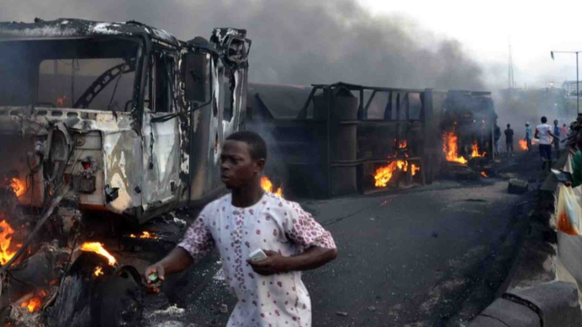 Immagine di Nigeria, almeno 140 morti nell'esplosione di una cisterna di carburante