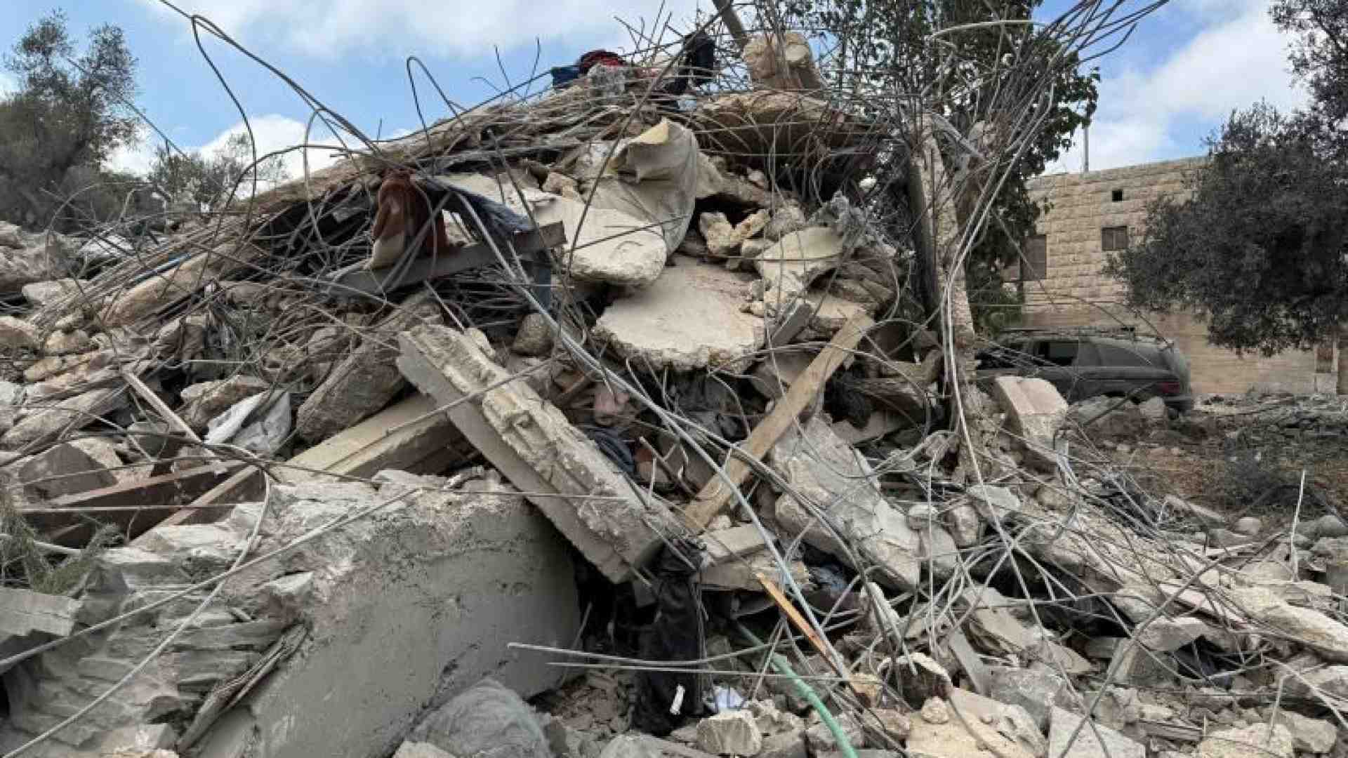 Immagine di Mons. Alwan: «I civili sfollati colpiti come i militari: è crimine di guerra»