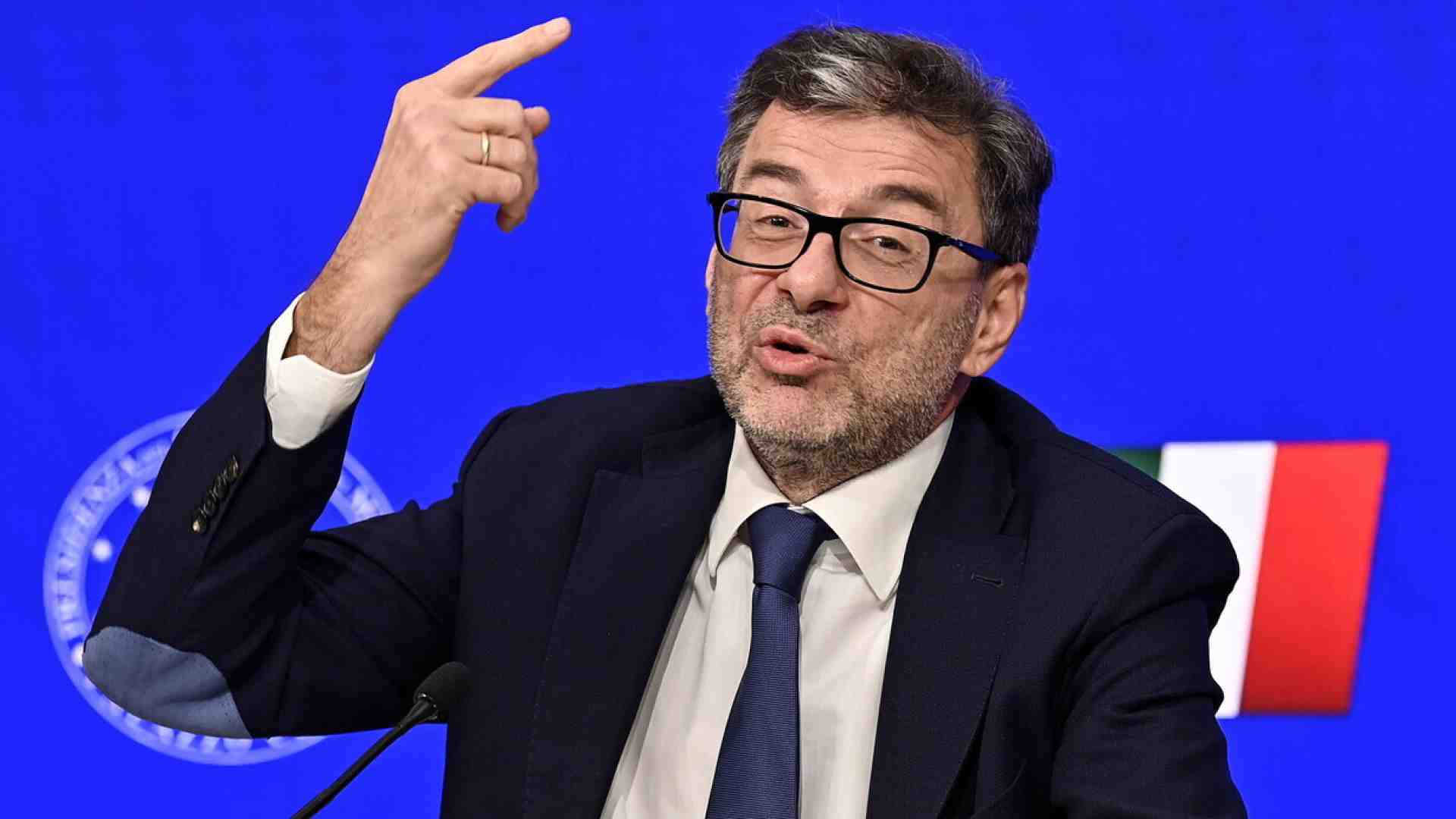 Immagine di Giorgetti in Tibet. Si inventa la tassa che non è tassa. Sacrifici, proteste dei medici. FI: “E sull’Irpef...”