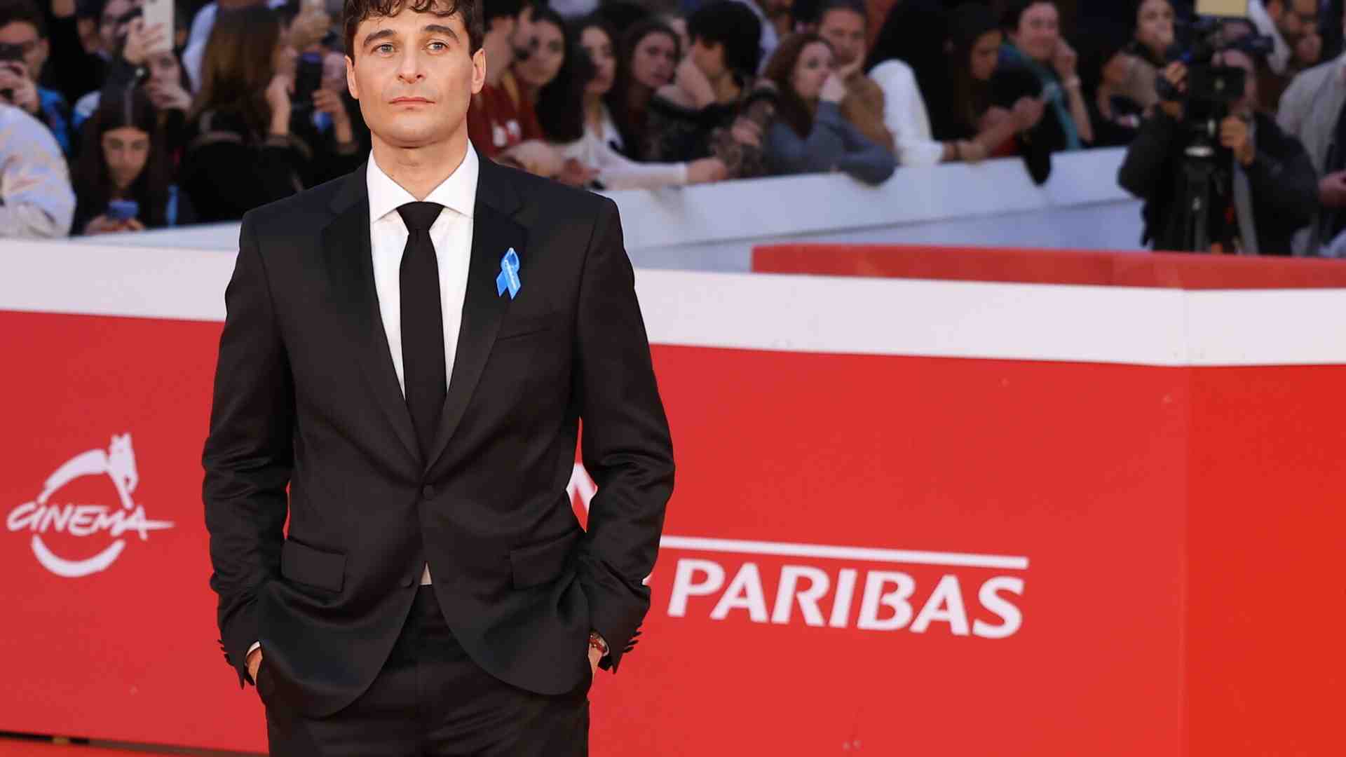 Immagine di Lo scivolone di Lino Guanciale alla Festa del cinema di Roma, vanità e ignoranza abissali