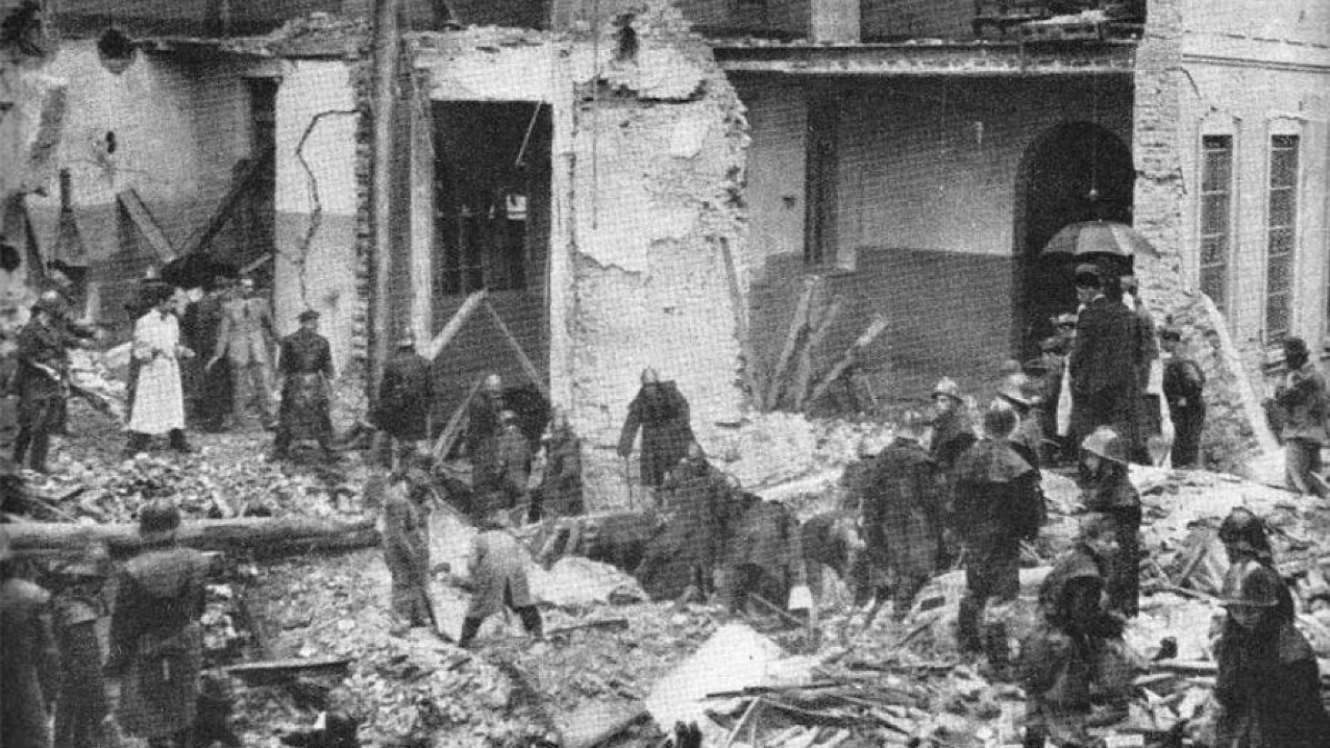 Immagine di 80 anni fa la strage di Gorla. Le bombe e la memoria