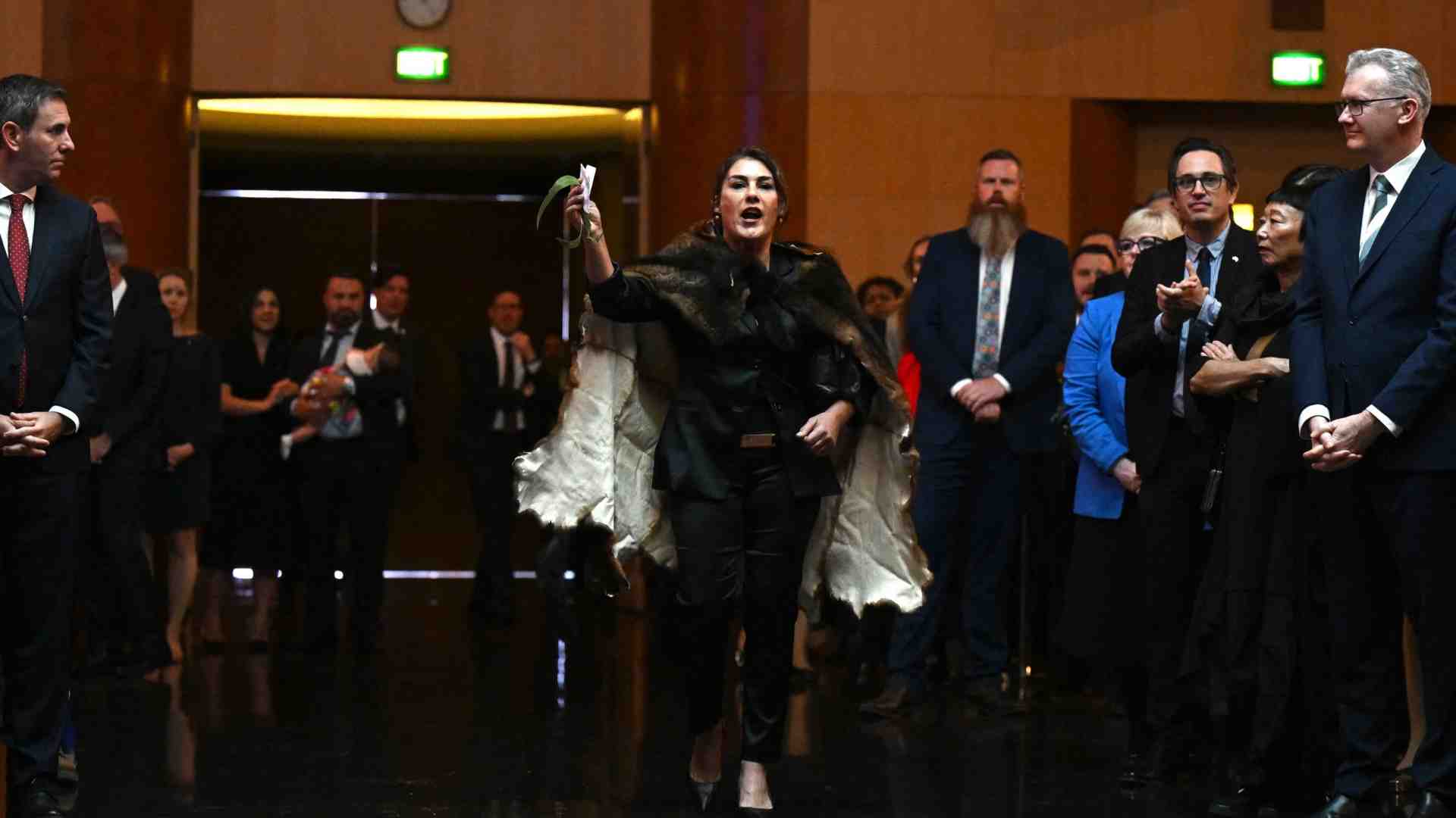 Immagine di Carlo contestato: «Non sei il nostro re. Ridacci le nostre terre»