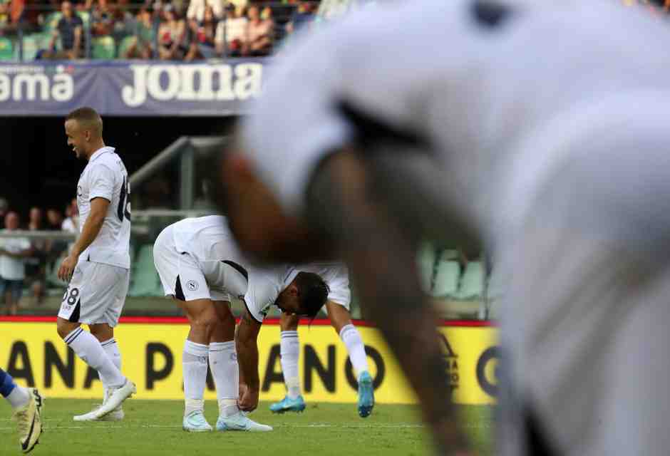 I calciatori del Napoli dopo la sconfitta per 3-0 contro l'Hellas Verona (foto LaPresse)