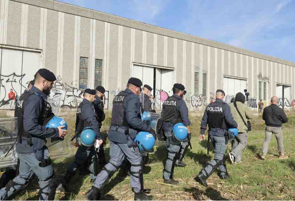 L'intervento della Polizia durante il rave organizzato nella zona a nord di Modena, nell'ottobre 2022 (foto Ansa)