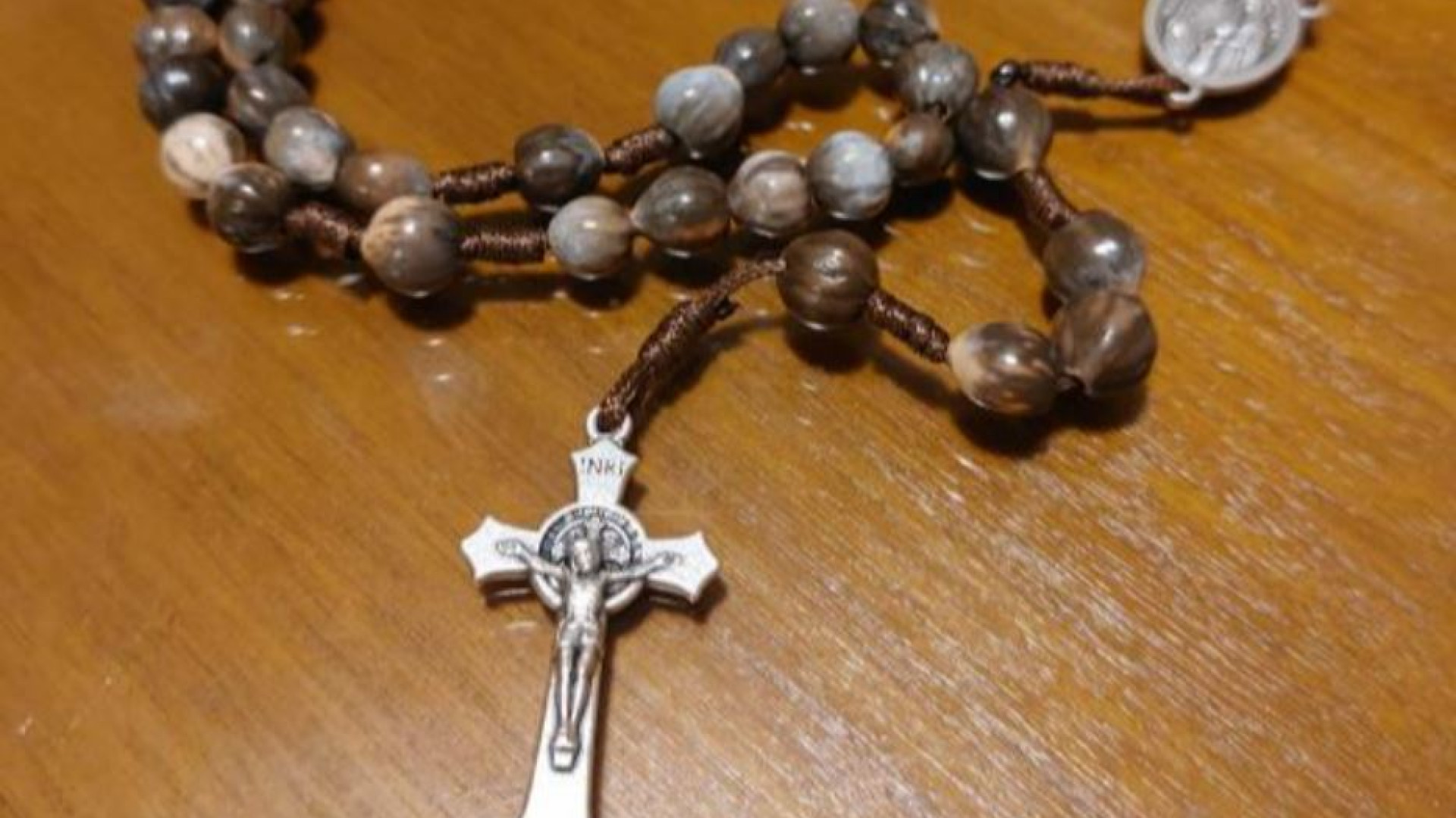 Immagine di Dalla Sicilia le lacrime di Giobbe, i semi che diventano grani del Rosario