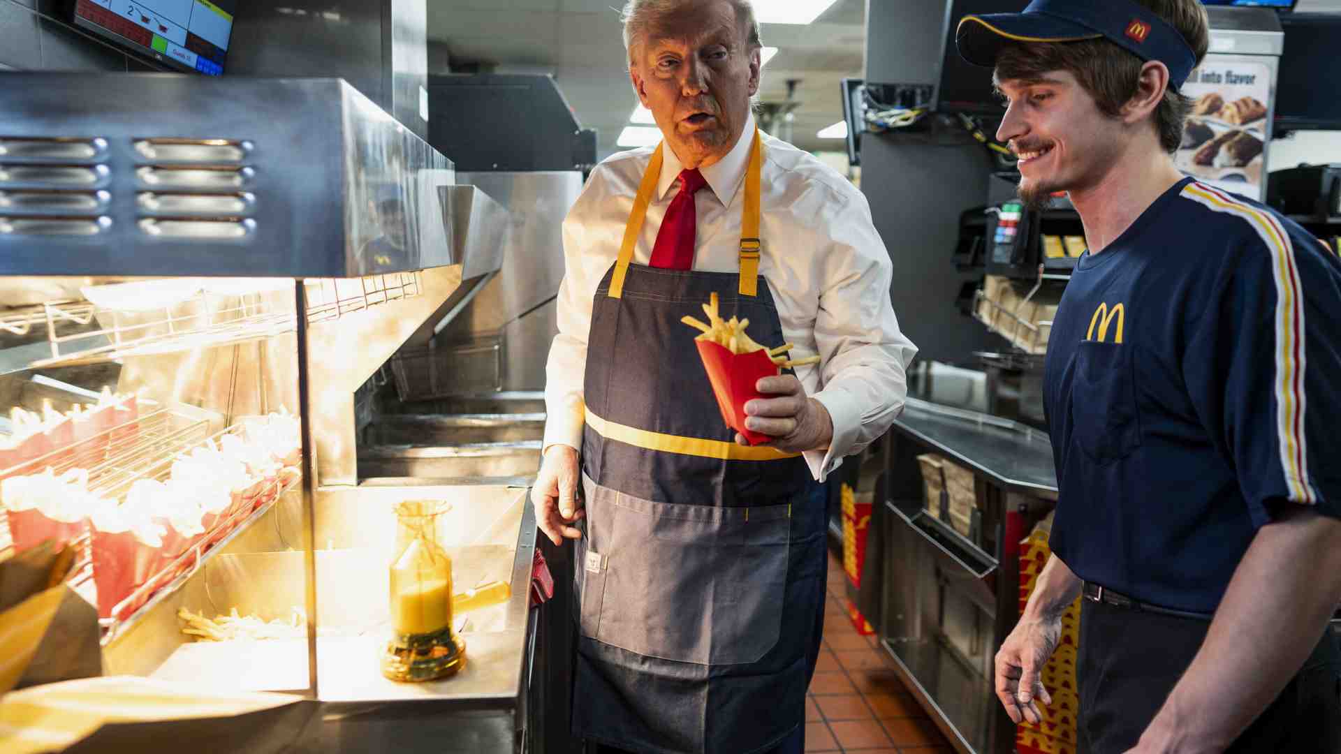 Immagine di Trump che serve al McDonald's e il cortocircuito tra realtà e finzione
