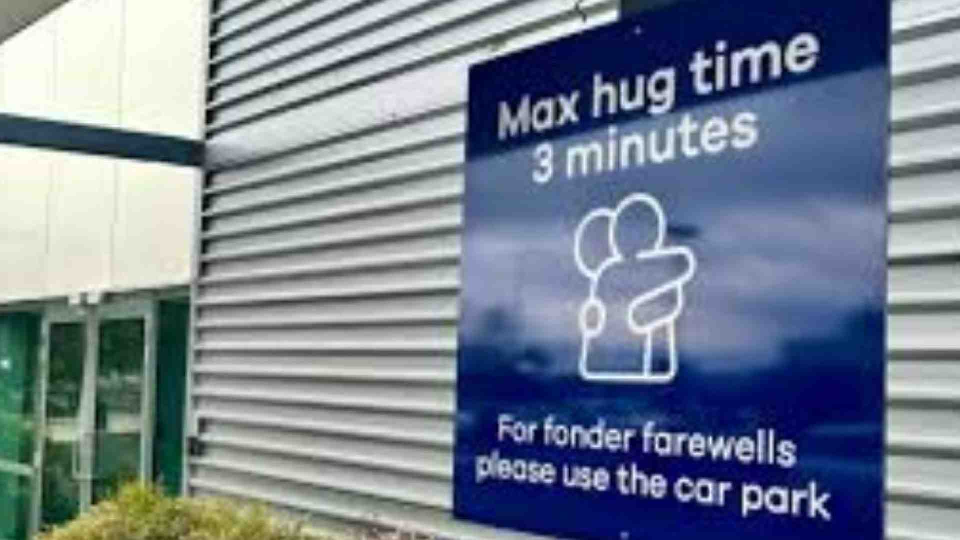Immagine di In aeroporto vietati gli abbracci che durano più di tre minuti