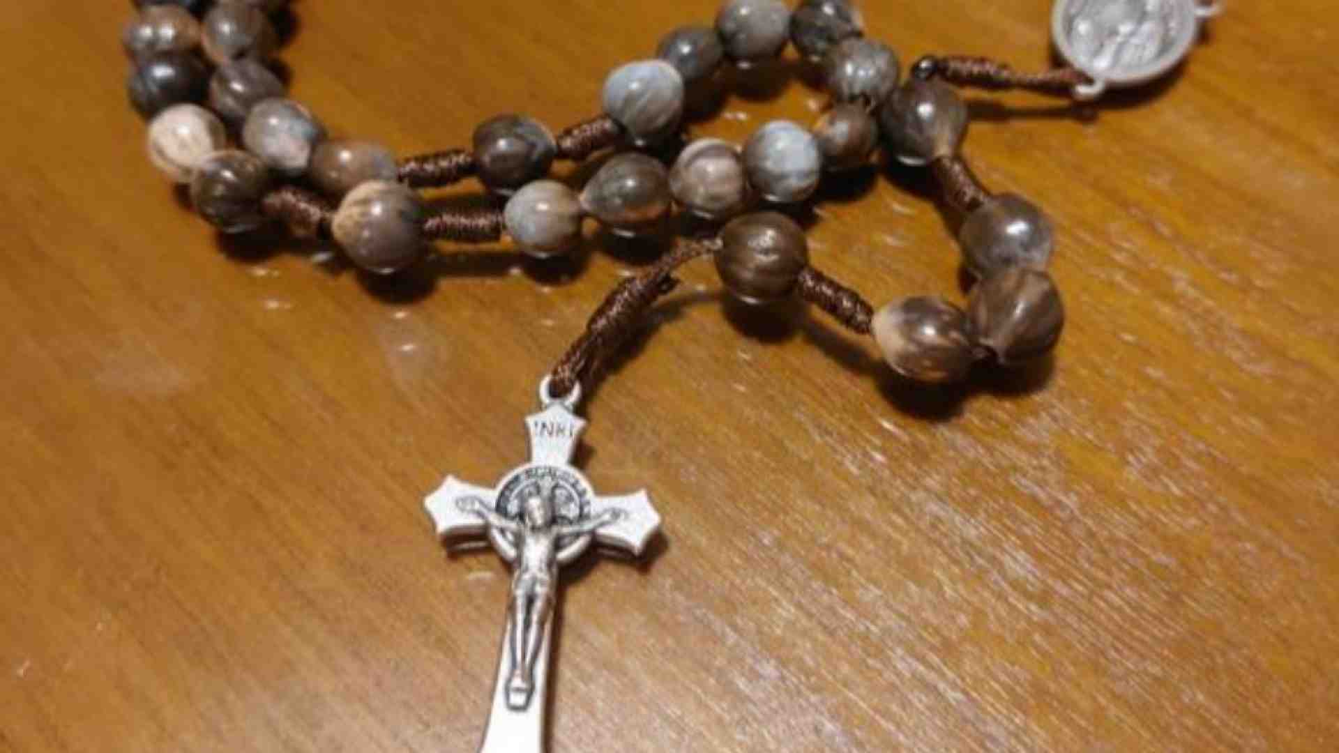 Immagine di Dalla Sicilia le lacrime di Giobbe, i semi che diventano grani del Rosario
