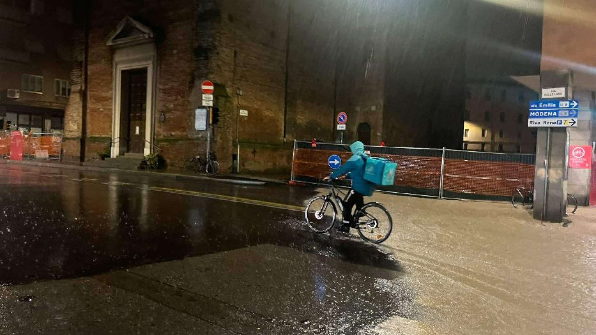 Immagine di Oltre la foto: ma perché i rider lavorano anche durante un'alluvione?
