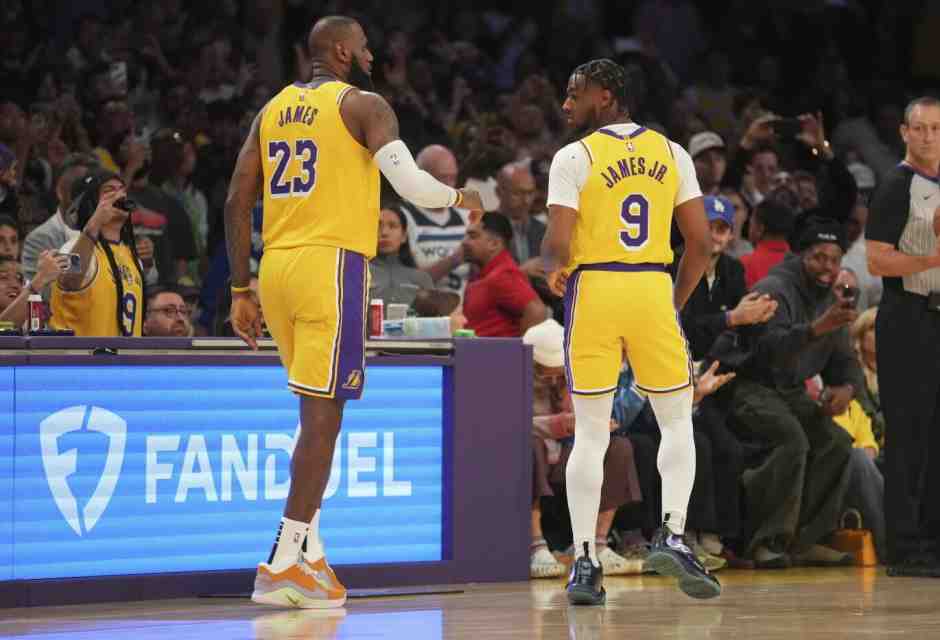 LeBron James e Bronny James (foto Ap, via LaPresse)