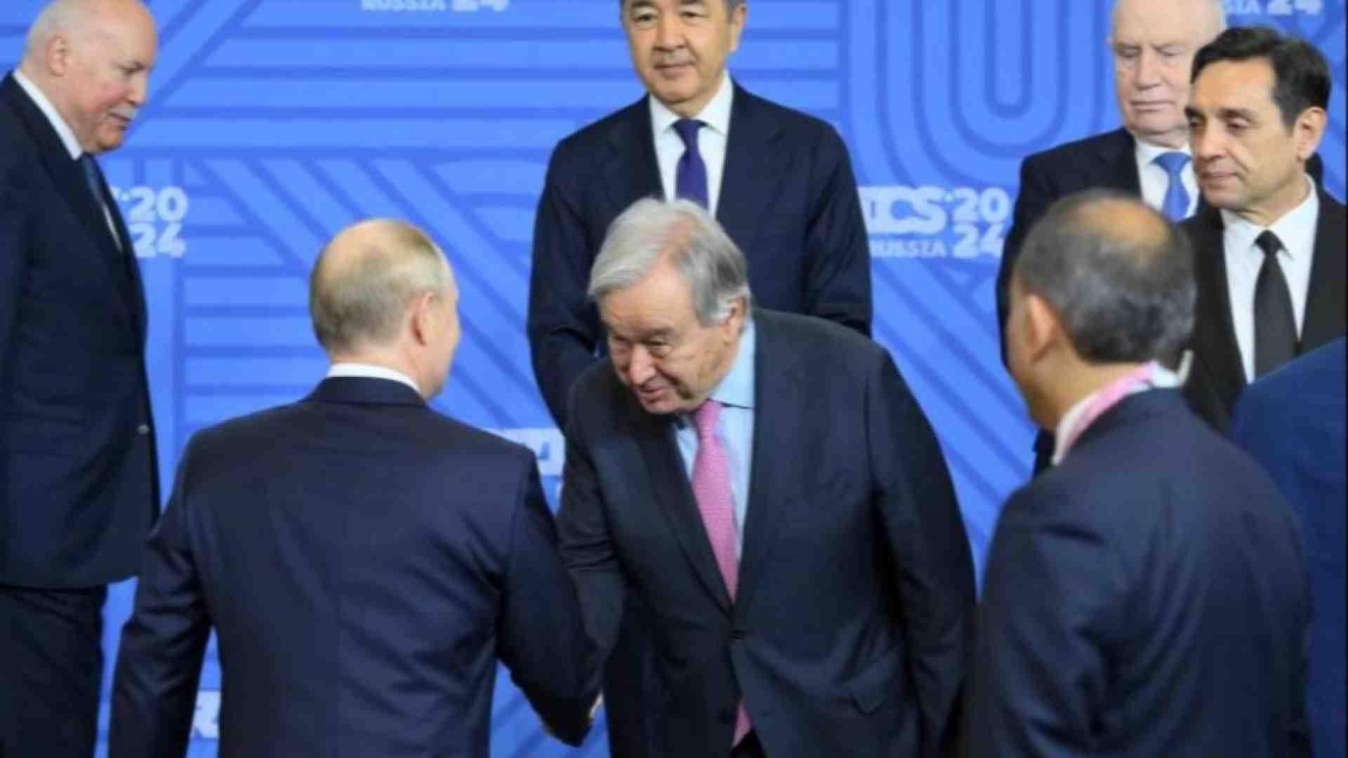 Immagine di Guterres ricevuto a corte dallo zar Putin. L'ira di Kiev