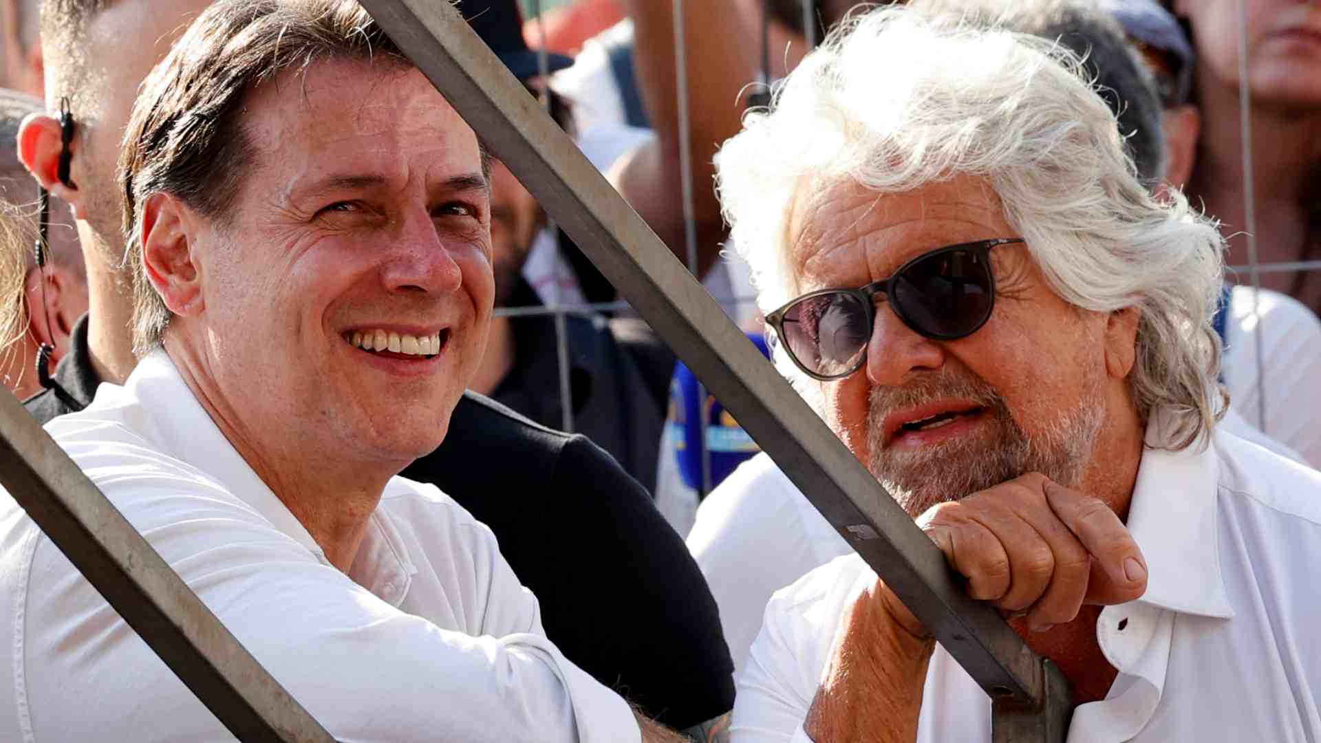 Immagine di Conte licenzia Beppe Grillo. Per il Movimento 5 Stelle è la fine di un'era
