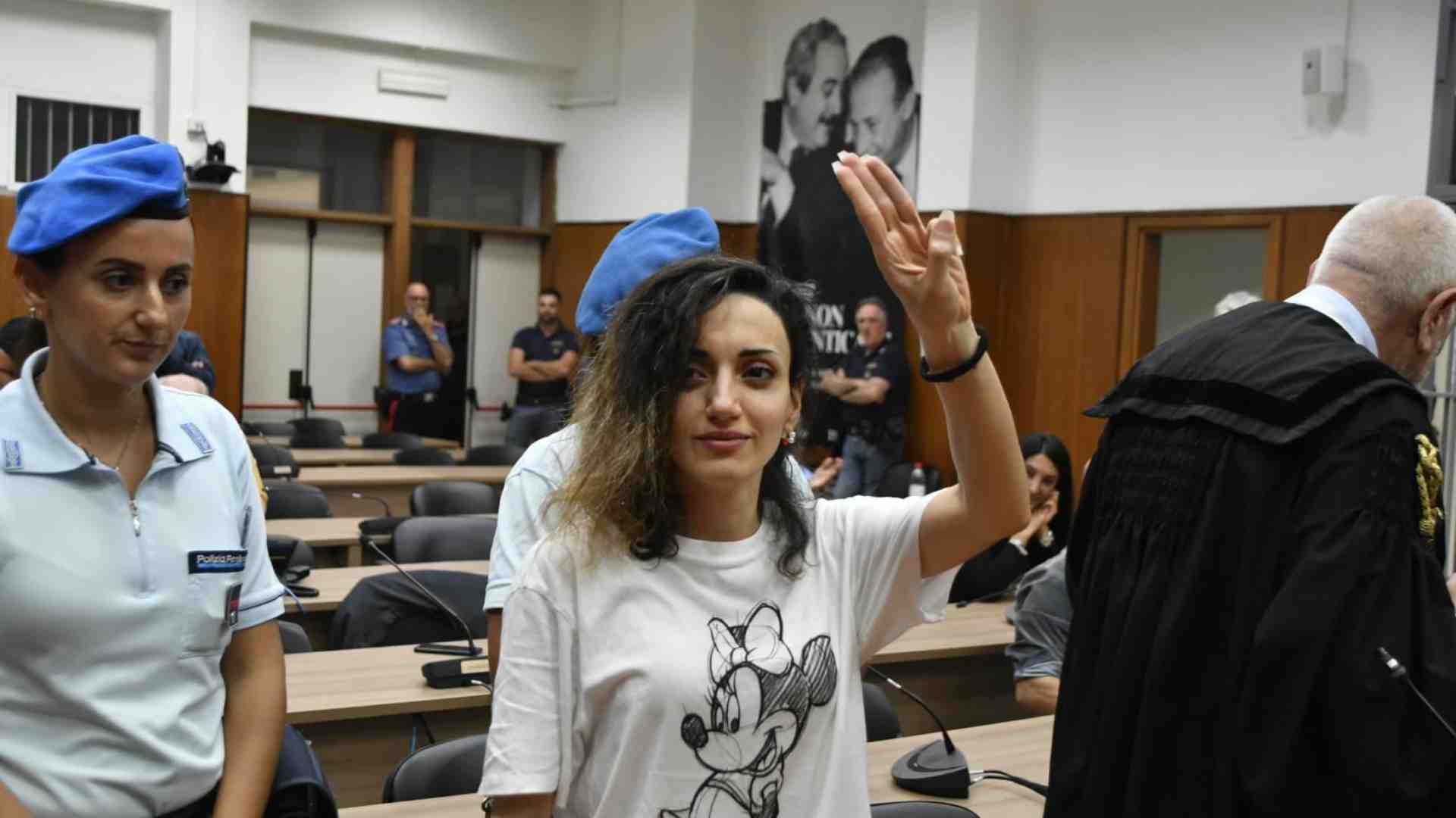 Immagine di L'attivista curda iraniana scarcerata a Crotone. «Ho perso un anno di vita»