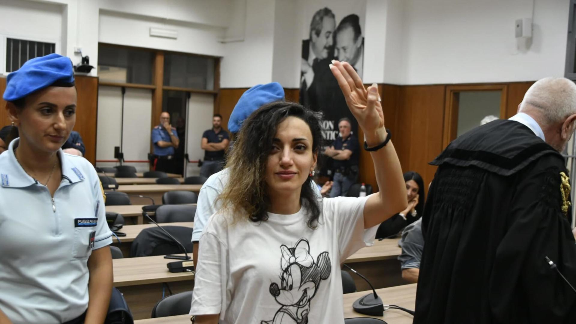 Immagine di L'attivista curda iraniana scarcerata a Crotone. «Ho perso un anno di vita»