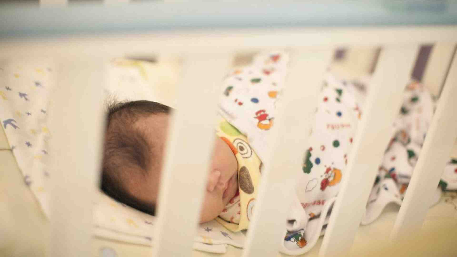 Immagine di Mamma a 13 anni. Il giudice le restituisce la figlia già data in adozione