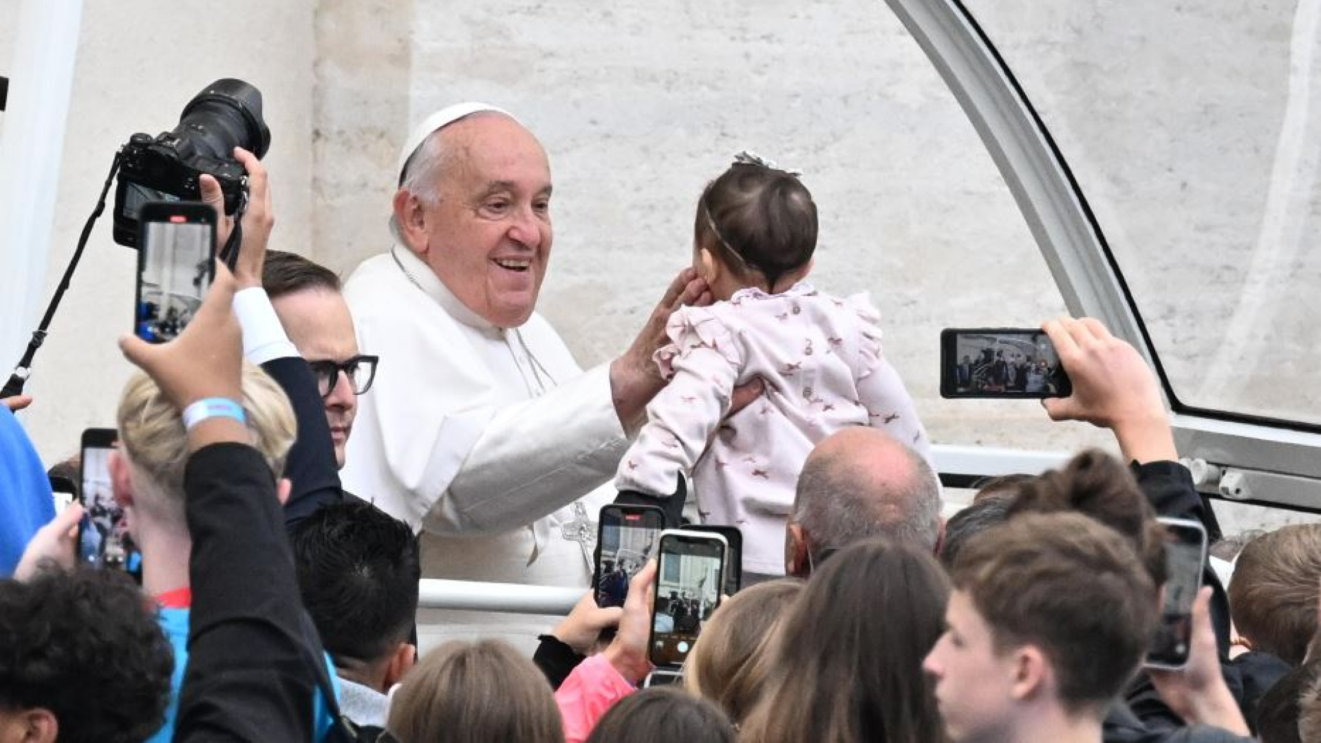 Immagine di Alla sorgente della pace. La missione della Chiesa “questione d'amore”