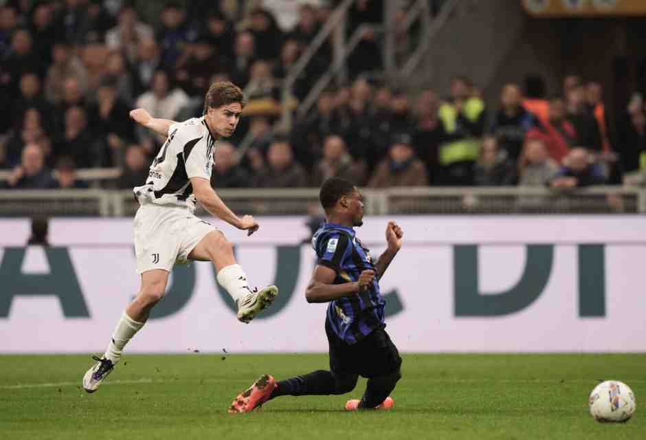 Il tiro di Kenan Yildiz  che ha dato alla Juventus il 3-4 contro l'Inter (foto LaPresse)&nbsp;<br />