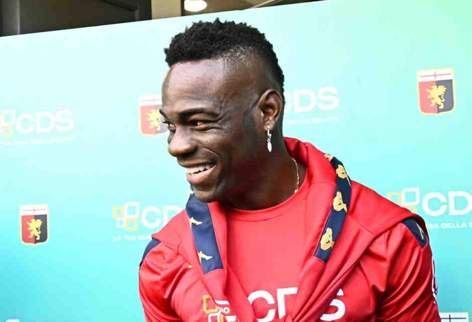 Mario Balotelli con i colori del Genoa (foto Ansa)