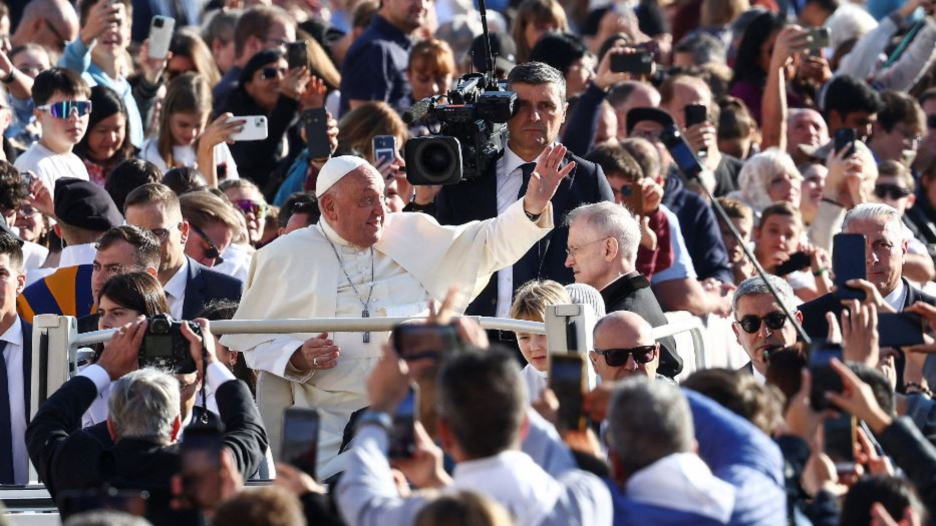 Immagine di Papa Francesco: nella guerra tutti perdono, prime vittime bambini e famiglie