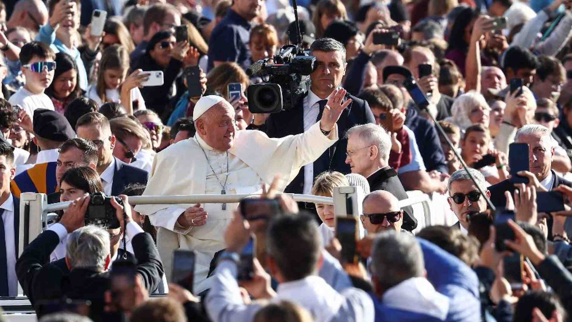 Immagine di Papa Francesco: nella guerra tutti perdono, prime vittime bambini e famiglie