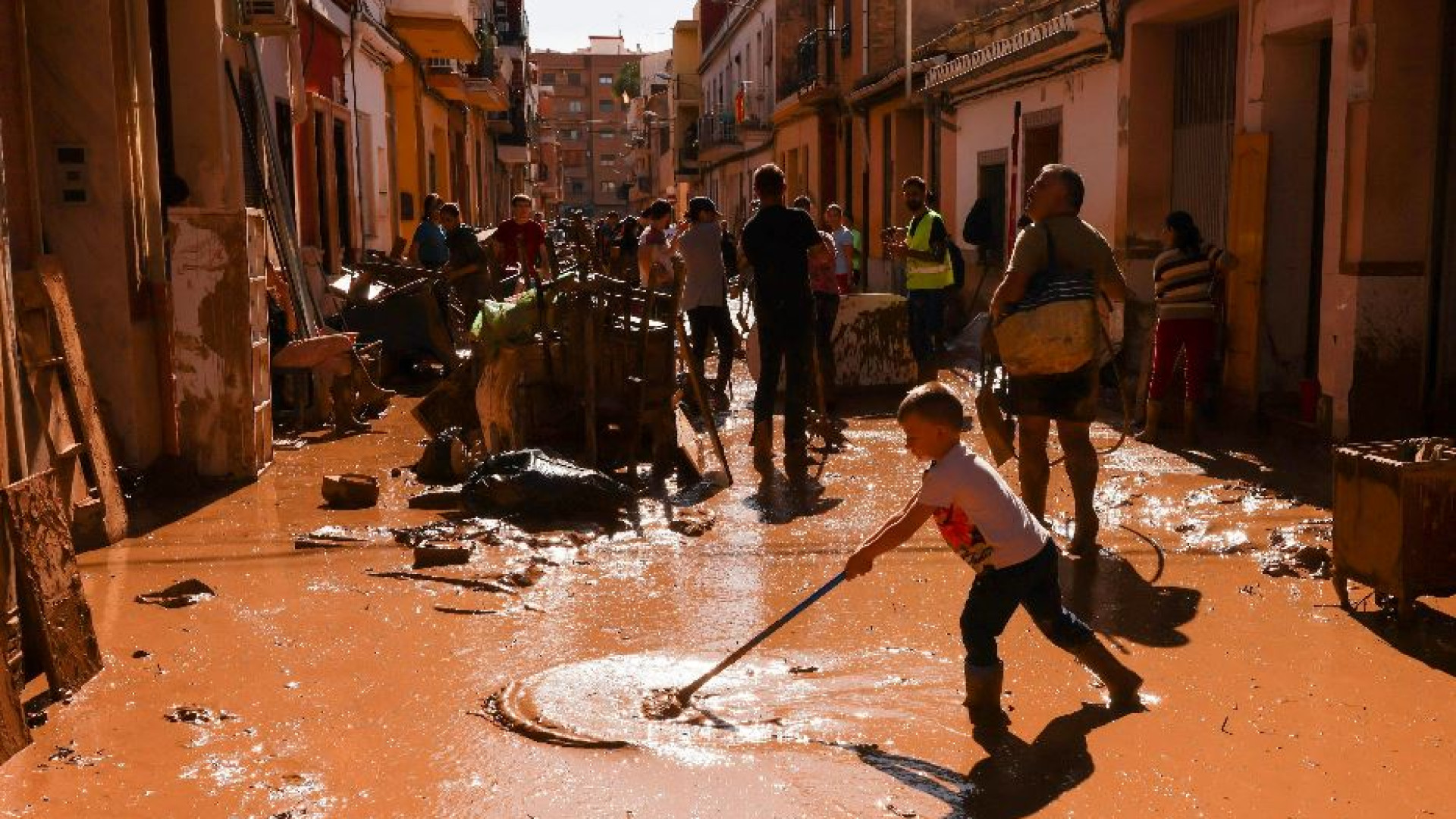 Immagine di Valencia scava nel fango e piange oltre 200 vittime: «Non abbiamo più nulla»
