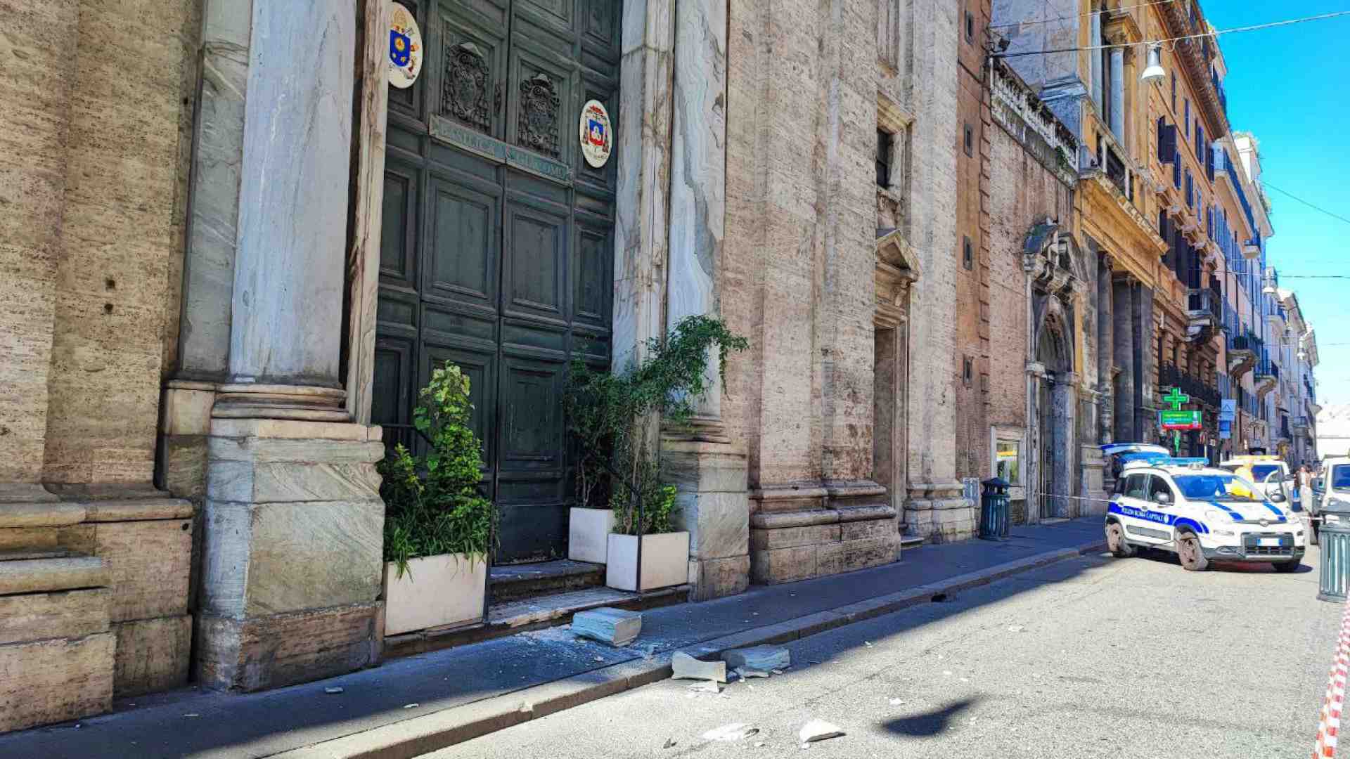 Immagine di Crolla cornicione da San Giacomo, tragedia sfiorata a Roma