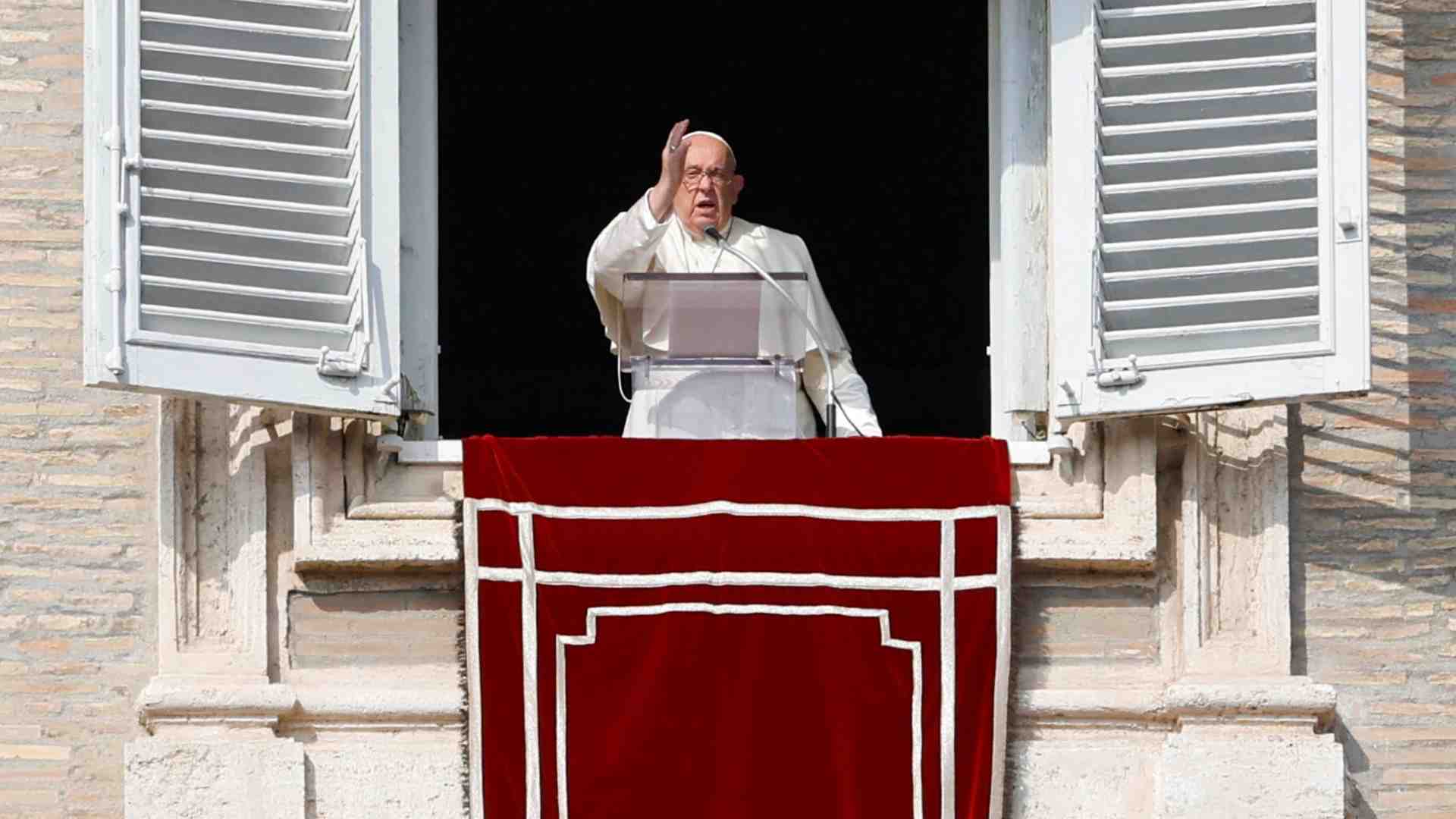 Immagine di Il Papa all'Angelus: «La guerra è ignobile, è il trionfo della menzogna»