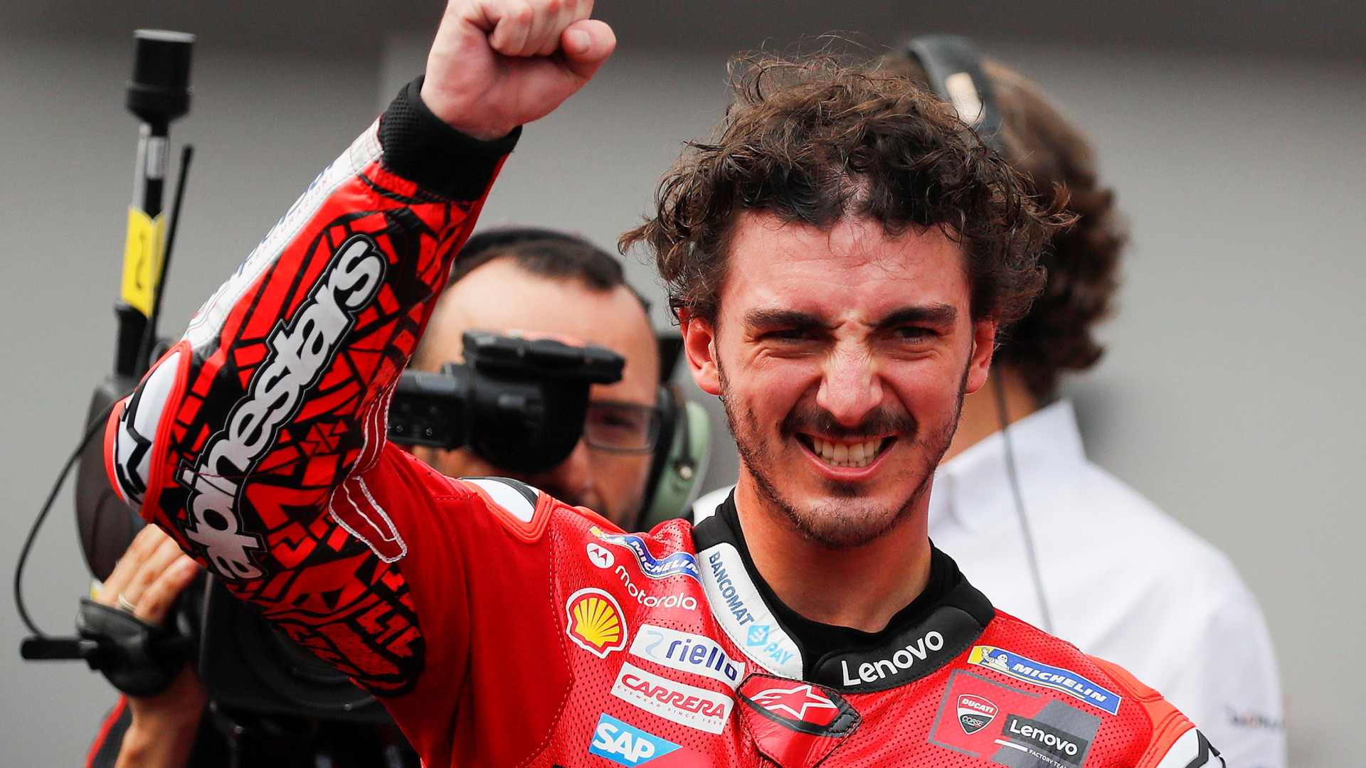 Immagine di Pecco Bagnaia frena davanti ai morti di Valencia e la MotoGp lo segue