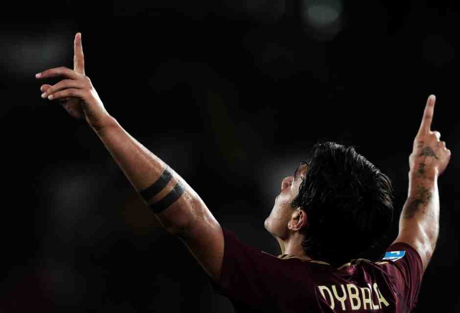 L'esultanza di Paulo Dybala dopo il gol che ha permesso alla Roma di battere il Torino (foto LaPresse)