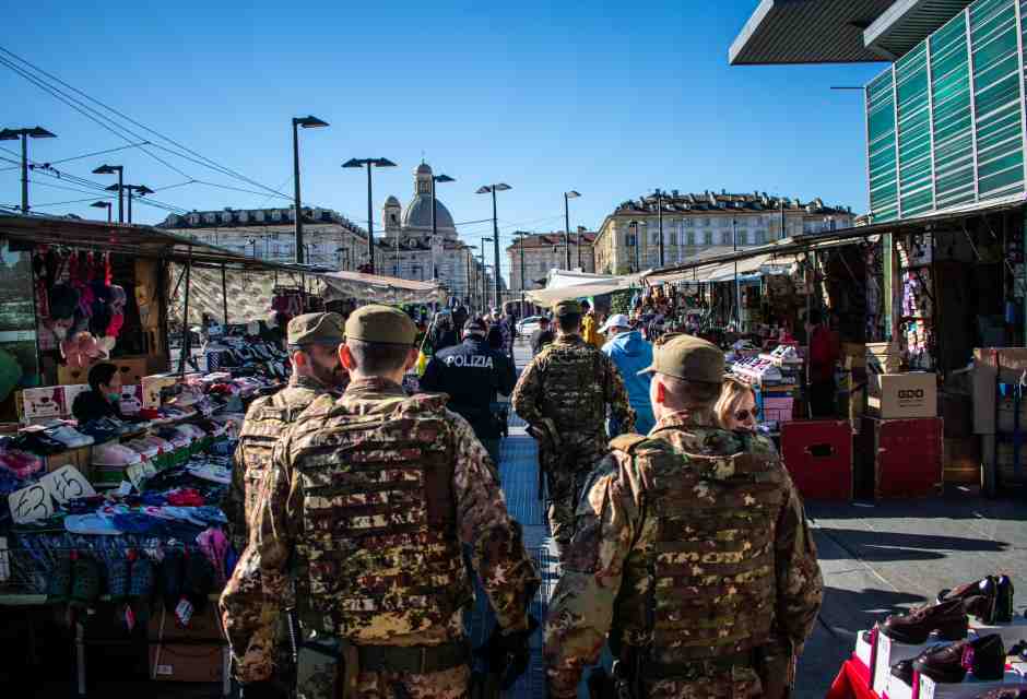 Una pattuglia dell'operazione Strade sicure pattuglia un mercatino a Torino (foto LaPresse)