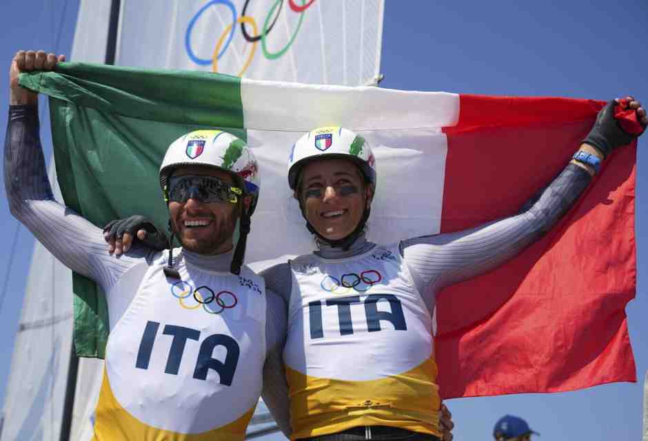 Caterina Banti con&nbsp;Ruggero Tita dopo la vittoria dell'oro alle Olimpiadi di Parigi 2024 (foto Ap, via LaPresse)<br />