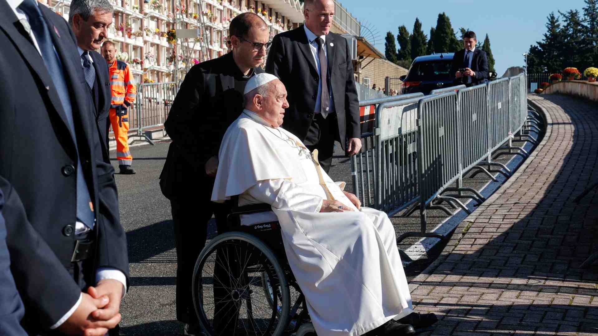Immagine di Il Papa al Cimitero Laurentino prega sulle tombe dei bambini non nati