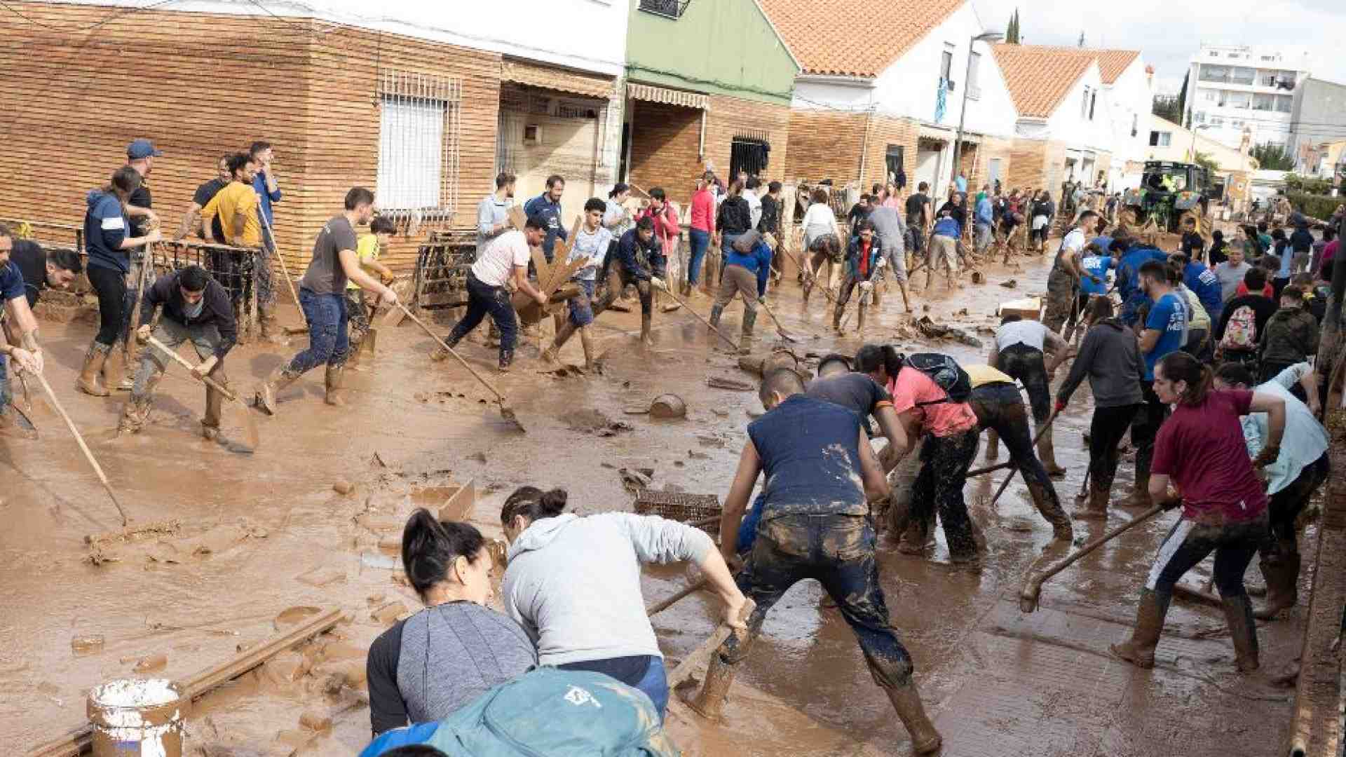 Immagine di Valencia in ansia per i 1.900 dispersi. E il governatore caccia i volontari