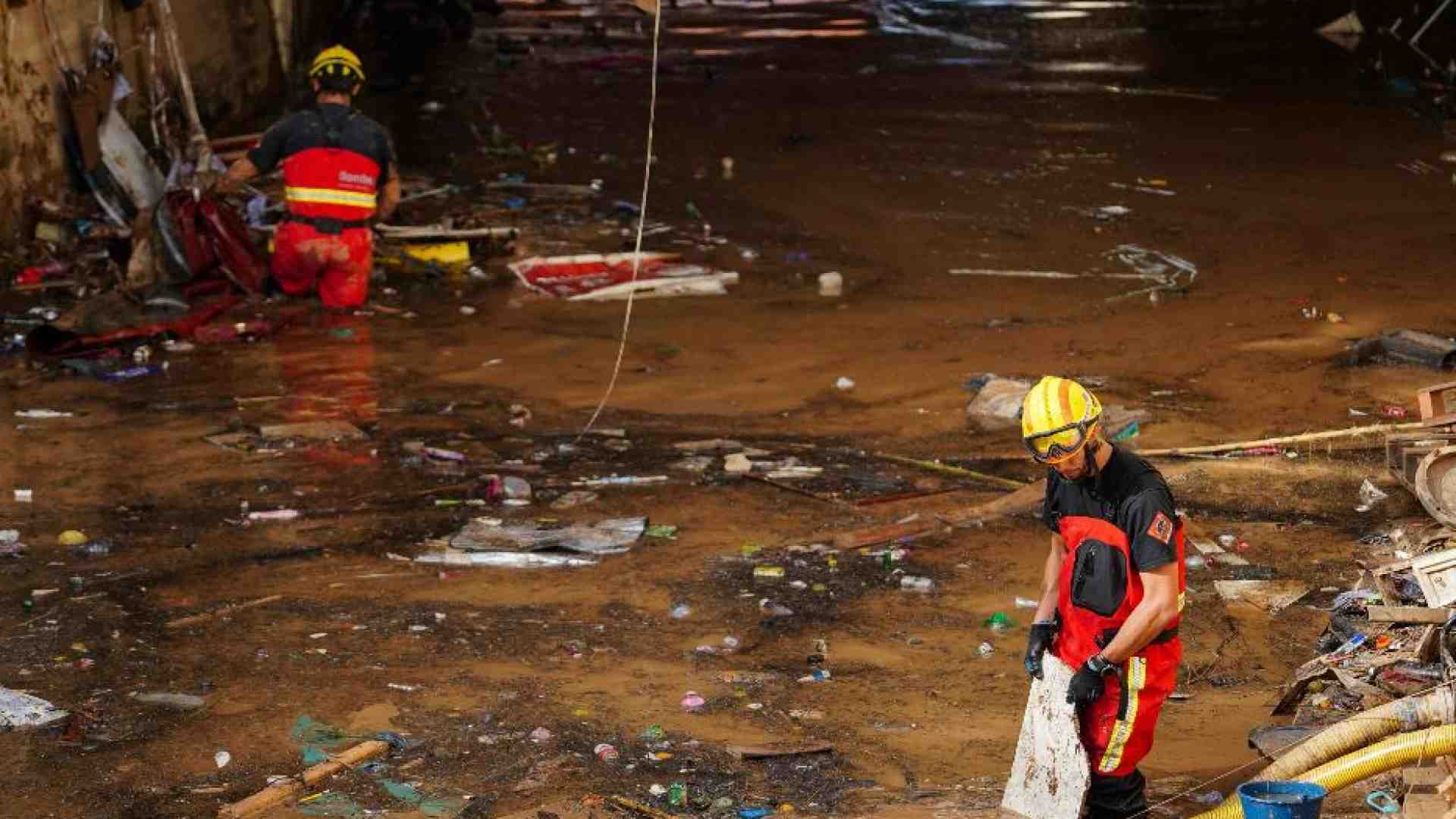 Immagine di In 2mila non rispondono all'appello. «Un cimitero nel parcheggio allagato»