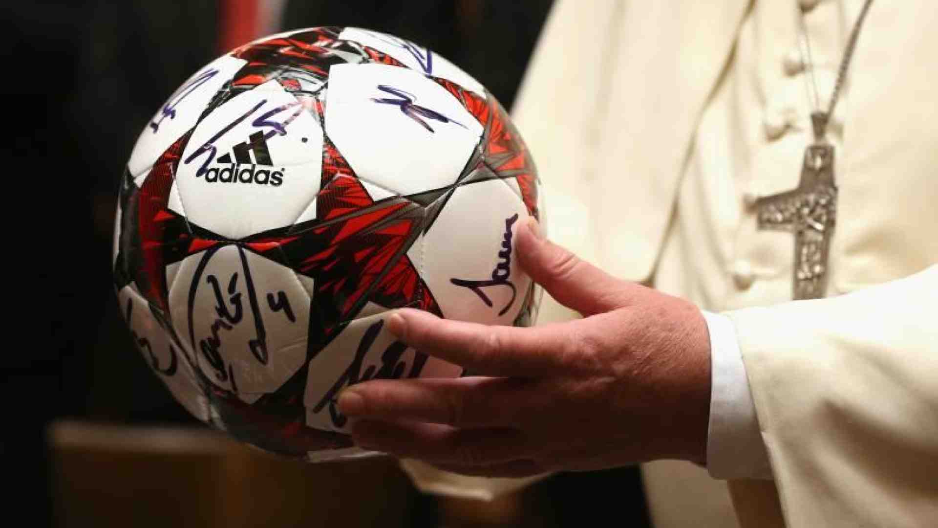 Immagine di Ancelotti: «Impariamo dal Papa a fare sport»
