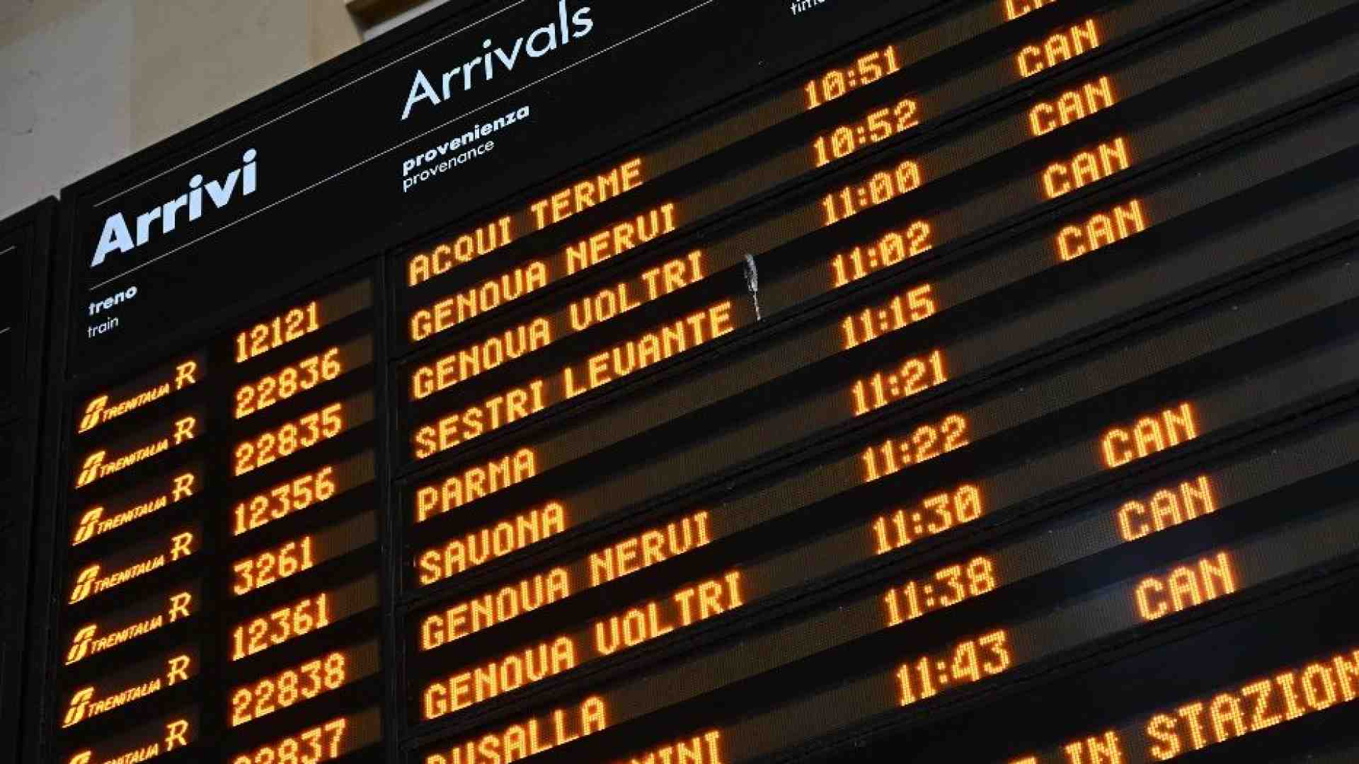 Immagine di Il biglietto, il capotreno accoltellato, lo sciopero: cosa è successo a Genova