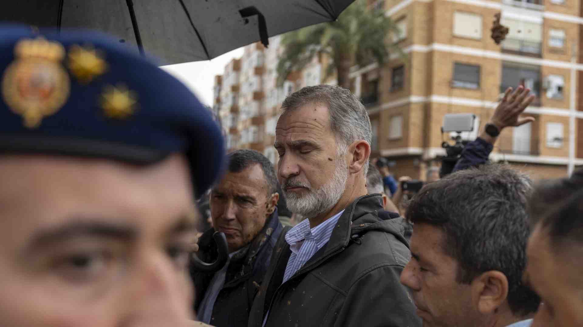 Immagine di A Valencia si contano ancora le vittime dell'alluvione. Contestati il Re e il primo ministro Sanchez