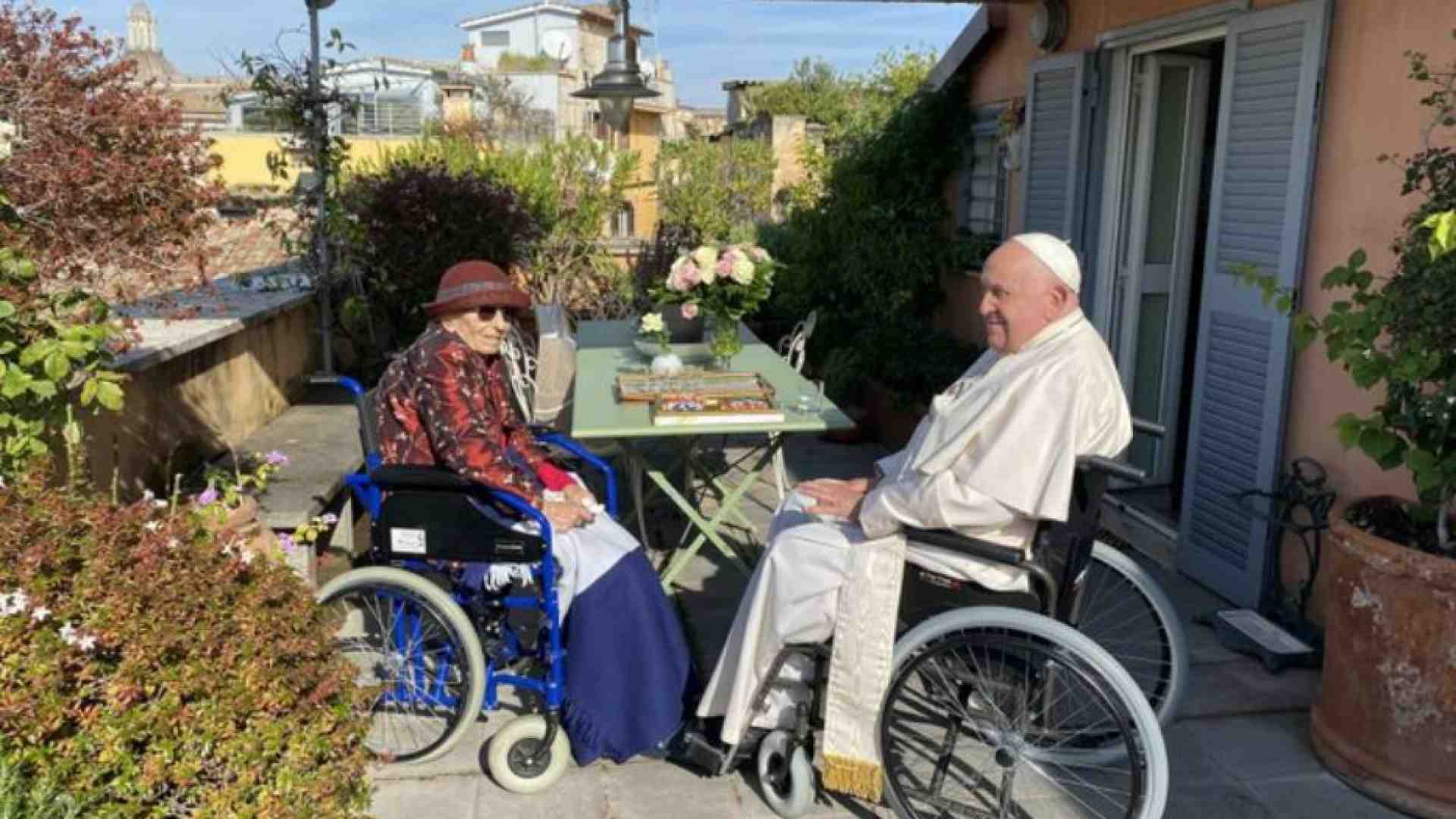 Immagine di Il Papa è andato a trovare Emma Bonino: «Sorpresa enorme»
