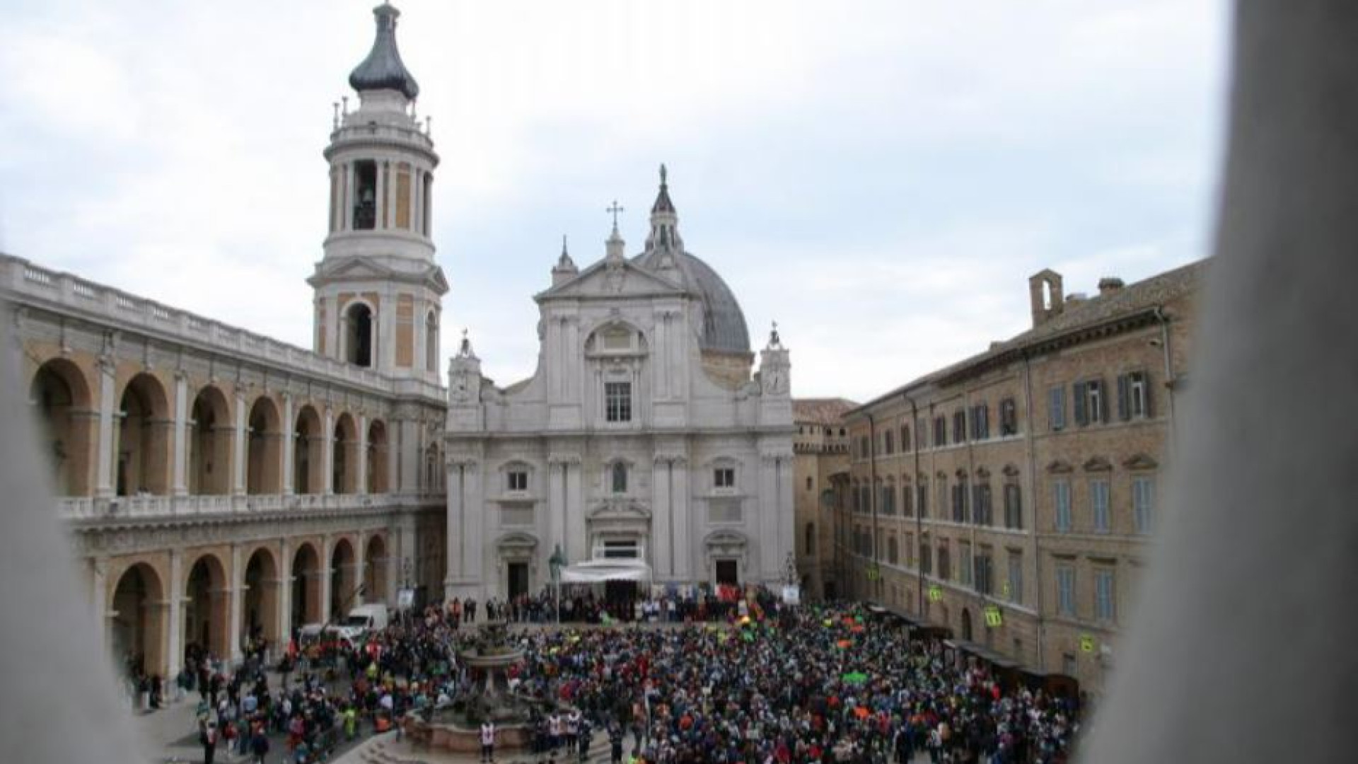 Immagine di I migranti stranieri pellegrini alla Santa Casa: camminiamo insieme verso Dio